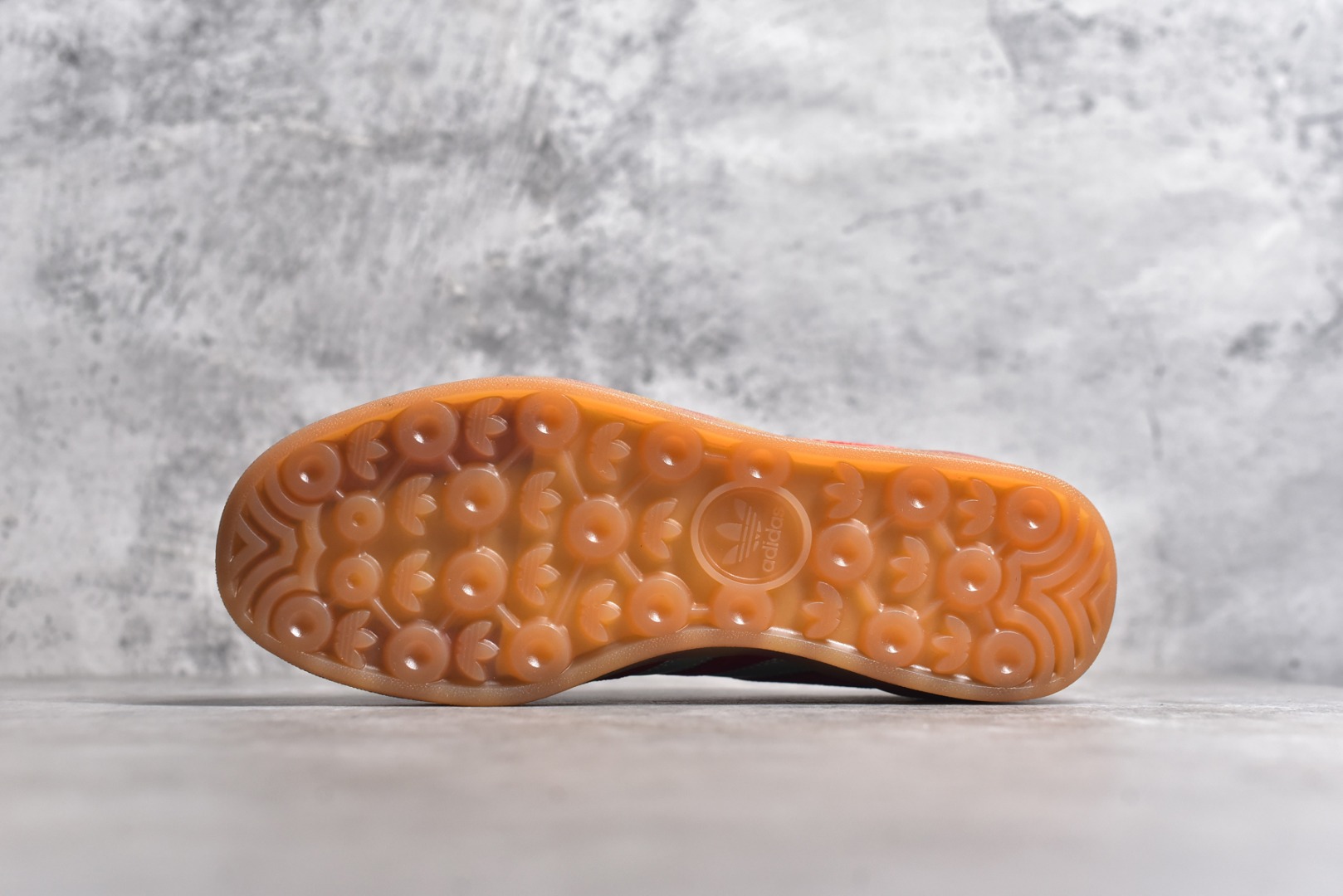 图片[6]-#S版纯原 AD Original Gazelle Indoor Trainers 瞪羚室内鞋系列低帮复古百搭休闲运动德训风板鞋 IG6786 高端零售特供批次 原厂定制长毛翻毛皮组合环保纤维革鞋面材质 内置环保海玻璃鞋垫 外置RB橡胶大底 产品品控稳定性领先行业 原厂全套原楦原纸板冲刀磨具开发 原厂皮料加持 原厂港宝加持定型后跟R度完美 将复古进行到底 简约流畅 三十年不变经典 这款Gazelle运动鞋 无论面料、配色、质感或设计 都只在重现其1991年原款的经典 皮革鞋面 撞色三条纹和鞋跟标的设计 力求呈现90年代的经典复古风潮 Samba火热的同时 也带动了其它的复古鞋型 Gazelle便是其中一只 Gazelle Indoor拥有包边更宽的T字型鞋头 更好的保护运动员的前掌 浓浓的复古氛围感 非常适合现在流行的Cleanfit风格 尺码：36 36.5 37.5 38 38.5 39 40 40.5 41 42 42.5 43 44 44.5 45 46-选品中心
