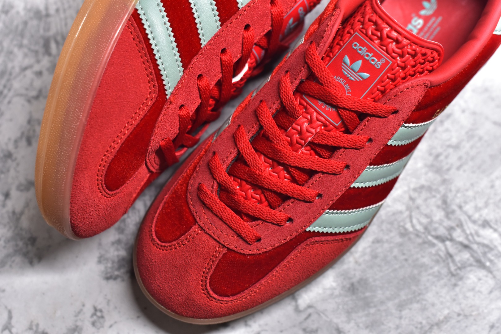 图片[8]-#S版纯原 AD Original Gazelle Indoor Trainers 瞪羚室内鞋系列低帮复古百搭休闲运动德训风板鞋 IG6786 高端零售特供批次 原厂定制长毛翻毛皮组合环保纤维革鞋面材质 内置环保海玻璃鞋垫 外置RB橡胶大底 产品品控稳定性领先行业 原厂全套原楦原纸板冲刀磨具开发 原厂皮料加持 原厂港宝加持定型后跟R度完美 将复古进行到底 简约流畅 三十年不变经典 这款Gazelle运动鞋 无论面料、配色、质感或设计 都只在重现其1991年原款的经典 皮革鞋面 撞色三条纹和鞋跟标的设计 力求呈现90年代的经典复古风潮 Samba火热的同时 也带动了其它的复古鞋型 Gazelle便是其中一只 Gazelle Indoor拥有包边更宽的T字型鞋头 更好的保护运动员的前掌 浓浓的复古氛围感 非常适合现在流行的Cleanfit风格 尺码：36 36.5 37.5 38 38.5 39 40 40.5 41 42 42.5 43 44 44.5 45 46-选品中心
