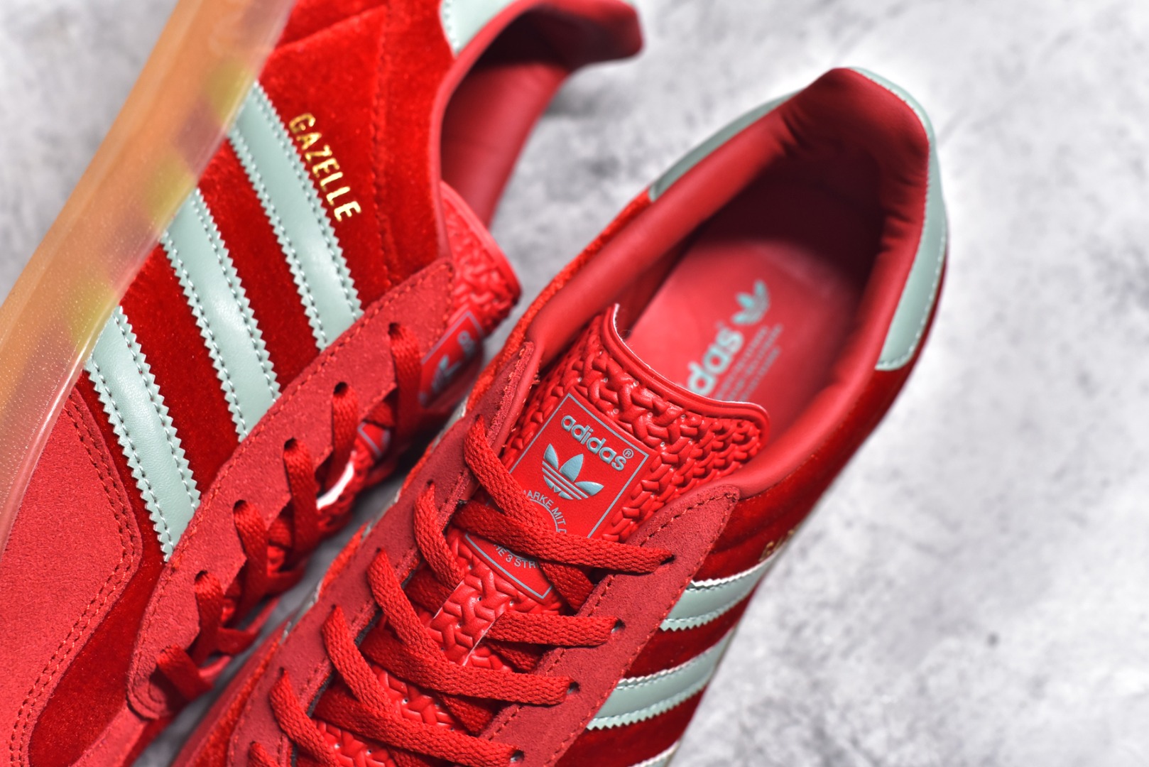 图片[9]-#S版纯原 AD Original Gazelle Indoor Trainers 瞪羚室内鞋系列低帮复古百搭休闲运动德训风板鞋 IG6786 高端零售特供批次 原厂定制长毛翻毛皮组合环保纤维革鞋面材质 内置环保海玻璃鞋垫 外置RB橡胶大底 产品品控稳定性领先行业 原厂全套原楦原纸板冲刀磨具开发 原厂皮料加持 原厂港宝加持定型后跟R度完美 将复古进行到底 简约流畅 三十年不变经典 这款Gazelle运动鞋 无论面料、配色、质感或设计 都只在重现其1991年原款的经典 皮革鞋面 撞色三条纹和鞋跟标的设计 力求呈现90年代的经典复古风潮 Samba火热的同时 也带动了其它的复古鞋型 Gazelle便是其中一只 Gazelle Indoor拥有包边更宽的T字型鞋头 更好的保护运动员的前掌 浓浓的复古氛围感 非常适合现在流行的Cleanfit风格 尺码：36 36.5 37.5 38 38.5 39 40 40.5 41 42 42.5 43 44 44.5 45 46-选品中心