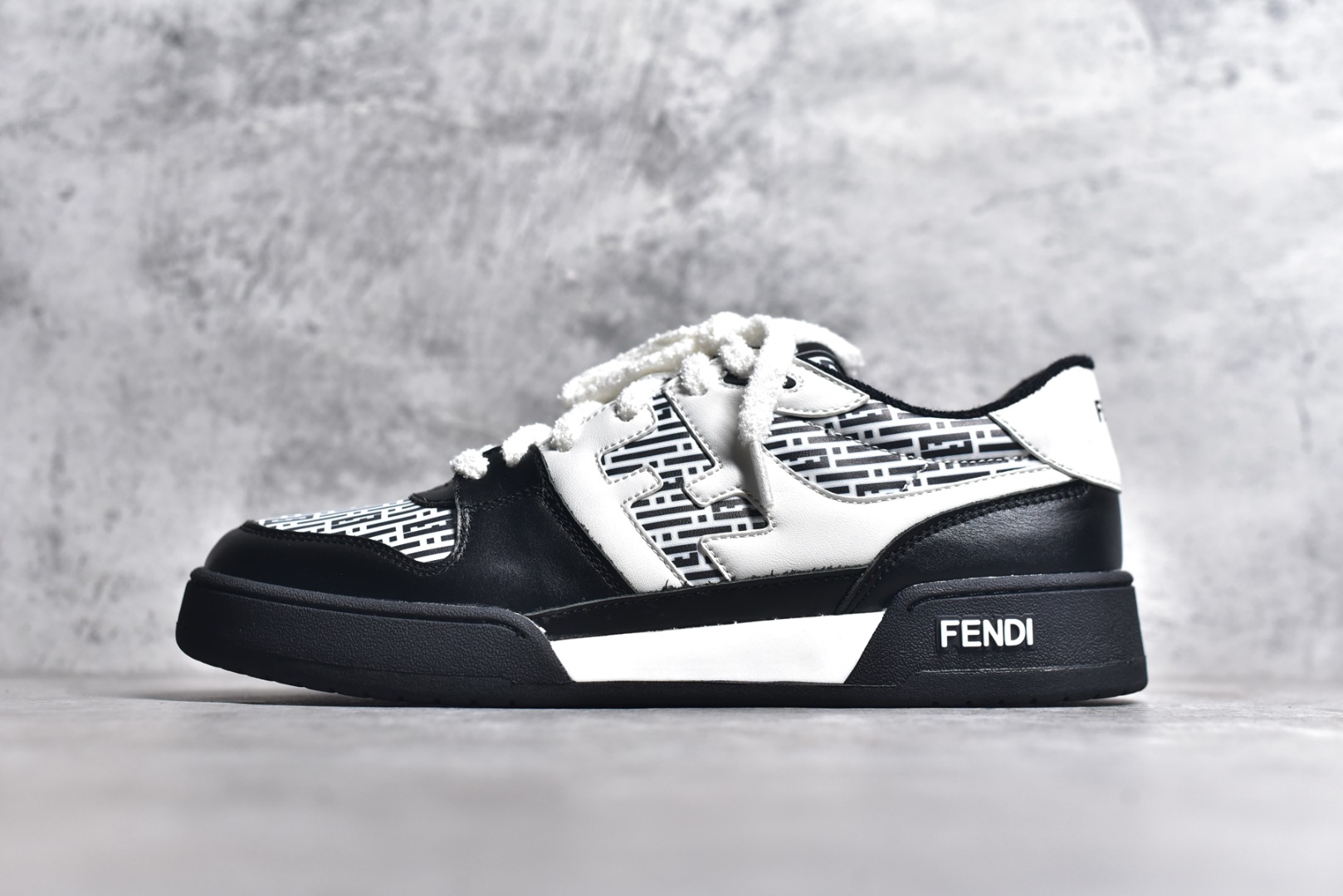 #SG甄选 Fendi芬迪match最新爆款情侣款 设计师Kim Jones打造的首款运动鞋fendi match 添加了FF复古的设计 鞋面采用麂皮和皮革拼接组合 侧面凸起的双F logo内里采用毛巾绒里！ 尺码：35/45-选品中心
