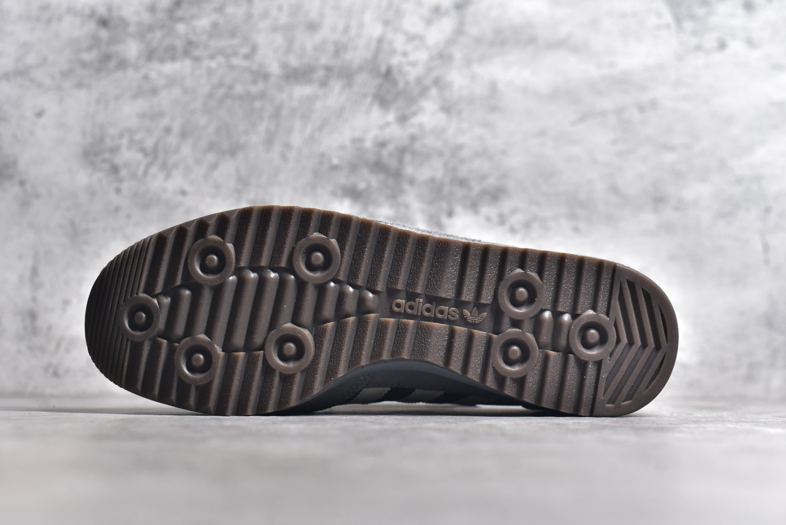 图片[6]-#AD Originals SL 72 RS 阿迪经典复古慢跑鞋 #鞋款采用舒爽尼龙鞋面、绒面革饰面和皮革细节等设计。与此同时，搭载着 Ecotex 鞋舌，更添质感；EVA 中底设计助你舒适出行；经典低帮设计和橡胶外底，旨在打造时尚型格。 尺码：36 36.5 37 38 38.5 39 40 40.5 41 42 42.5 43 44 44.5 45-选品中心