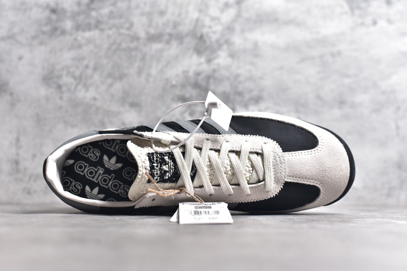 图片[4]-#AD Originals SL 72 RS 阿迪经典复古慢跑鞋 #鞋款采用舒爽尼龙鞋面、绒面革饰面和皮革细节等设计。与此同时，搭载着 Ecotex 鞋舌，更添质感；EVA 中底设计助你舒适出行；经典低帮设计和橡胶外底，旨在打造时尚型格。 尺码：36 36.5 37 38 38.5 39 40 40.5 41 42 42.5 43 44 44.5 45-选品中心