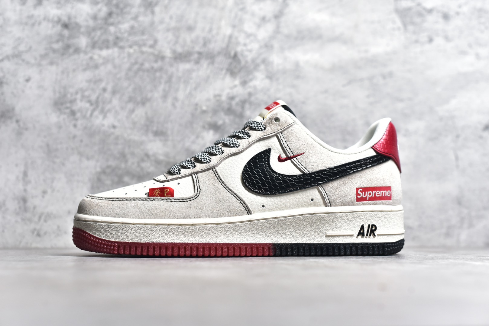 #NK Air Force 1\’07 Low Sup联名蛇年限定 黑蛇纹勾 空军一号低帮休闲板鞋 HH7518-033 #原楦头原纸板 原装鞋盒 定制五金配件 内置全掌气垫 原厂鞋底 尺码：36 36.5 37.5 38 38.5 39 40 40.5 41 42 42.5 43 44 44.5 45-选品中心