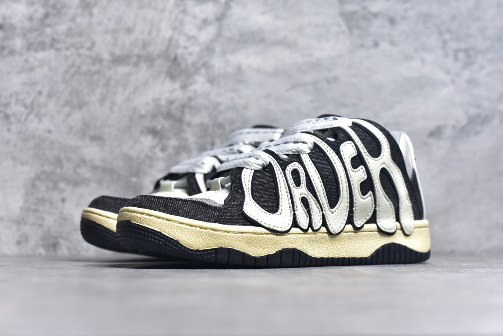 图片[2]-#OLD ORDER Skater 001 联名复古时尚滑板鞋面包鞋 复古滑板鞋 风格回潮 OLD ORDER 品牌推出了原创鞋款SKATER-001 一双兼具了运动与潮流复古属性的高品质球鞋 产品设计开发历时8个月 鞋底模具经历3次调整 鞋面打样经历5次调整 只为把高品质的产品状态带给各位 SKATER-001设计风格以上世纪80-90年代经典滑板鞋为灵感 将原汁原味的复古风格赋予全新的工艺质感 明亮活泼的设计风格 融入My Melody伙伴们的元素 多种面料和颜色的选择 赋予生生不息的潮流活力 独特附赠可拆卸卡通形象3D鞋面装饰 不止点缀 还有玩乐 以复古玩具为灵感打造的收藏鞋盒 与孩童时期的自己产生共鸣 创造难忘的开箱体验 尺码 36 37 38 39 40 41 42 43 44 45-选品中心