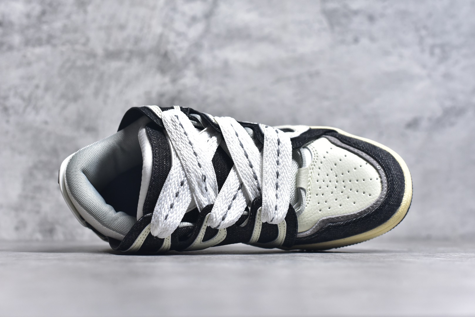 图片[4]-#OLD ORDER Skater 001 联名复古时尚滑板鞋面包鞋 复古滑板鞋 风格回潮 OLD ORDER 品牌推出了原创鞋款SKATER-001 一双兼具了运动与潮流复古属性的高品质球鞋 产品设计开发历时8个月 鞋底模具经历3次调整 鞋面打样经历5次调整 只为把高品质的产品状态带给各位 SKATER-001设计风格以上世纪80-90年代经典滑板鞋为灵感 将原汁原味的复古风格赋予全新的工艺质感 明亮活泼的设计风格 融入My Melody伙伴们的元素 多种面料和颜色的选择 赋予生生不息的潮流活力 独特附赠可拆卸卡通形象3D鞋面装饰 不止点缀 还有玩乐 以复古玩具为灵感打造的收藏鞋盒 与孩童时期的自己产生共鸣 创造难忘的开箱体验 尺码 36 37 38 39 40 41 42 43 44 45-选品中心