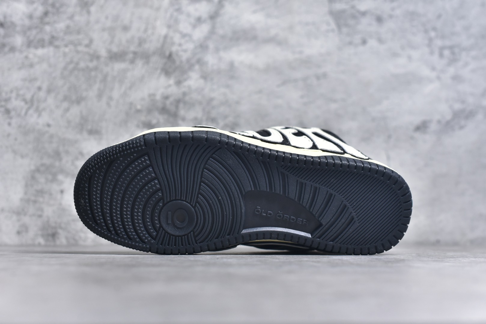 图片[6]-#OLD ORDER Skater 001 联名复古时尚滑板鞋面包鞋 复古滑板鞋 风格回潮 OLD ORDER 品牌推出了原创鞋款SKATER-001 一双兼具了运动与潮流复古属性的高品质球鞋 产品设计开发历时8个月 鞋底模具经历3次调整 鞋面打样经历5次调整 只为把高品质的产品状态带给各位 SKATER-001设计风格以上世纪80-90年代经典滑板鞋为灵感 将原汁原味的复古风格赋予全新的工艺质感 明亮活泼的设计风格 融入My Melody伙伴们的元素 多种面料和颜色的选择 赋予生生不息的潮流活力 独特附赠可拆卸卡通形象3D鞋面装饰 不止点缀 还有玩乐 以复古玩具为灵感打造的收藏鞋盒 与孩童时期的自己产生共鸣 创造难忘的开箱体验 尺码 36 37 38 39 40 41 42 43 44 45-选品中心