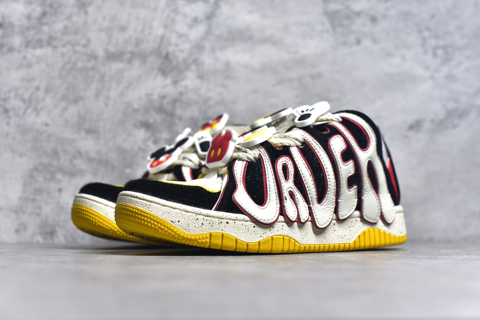 图片[2]-#OLD ORDER Skater 001 联名复古时尚滑板鞋面包鞋 复古滑板鞋 风格回潮 OLD ORDER 品牌推出了原创鞋款SKATER-001 一双兼具了运动与潮流复古属性的高品质球鞋 产品设计开发历时8个月 鞋底模具经历3次调整 鞋面打样经历5次调整 只为把高品质的产品状态带给各位 SKATER-001设计风格以上世纪80-90年代经典滑板鞋为灵感 将原汁原味的复古风格赋予全新的工艺质感 明亮活泼的设计风格 融入My Melody伙伴们的元素 多种面料和颜色的选择 赋予生生不息的潮流活力 独特附赠可拆卸卡通形象3D鞋面装饰 不止点缀 还有玩乐 以复古玩具为灵感打造的收藏鞋盒 与孩童时期的自己产生共鸣 创造难忘的开箱体验 尺码 36 37 38 39 40 41 42 43 44 45-选品中心