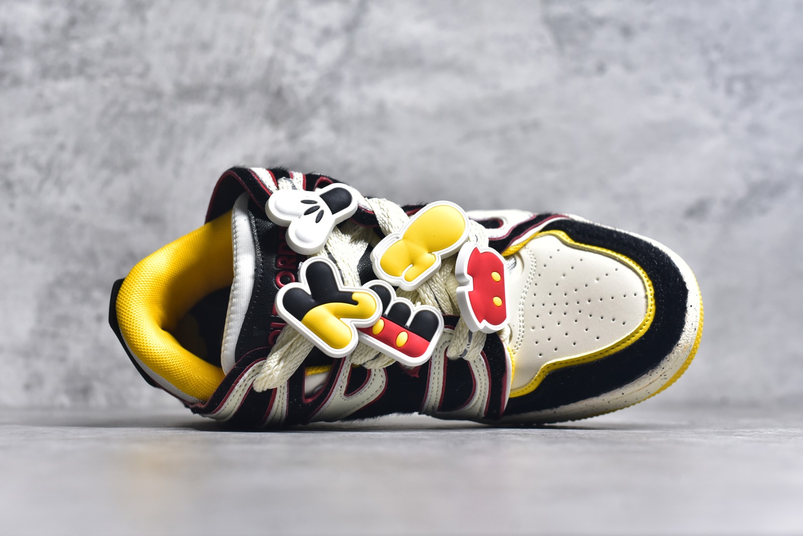 图片[4]-#OLD ORDER Skater 001 联名复古时尚滑板鞋面包鞋 复古滑板鞋 风格回潮 OLD ORDER 品牌推出了原创鞋款SKATER-001 一双兼具了运动与潮流复古属性的高品质球鞋 产品设计开发历时8个月 鞋底模具经历3次调整 鞋面打样经历5次调整 只为把高品质的产品状态带给各位 SKATER-001设计风格以上世纪80-90年代经典滑板鞋为灵感 将原汁原味的复古风格赋予全新的工艺质感 明亮活泼的设计风格 融入My Melody伙伴们的元素 多种面料和颜色的选择 赋予生生不息的潮流活力 独特附赠可拆卸卡通形象3D鞋面装饰 不止点缀 还有玩乐 以复古玩具为灵感打造的收藏鞋盒 与孩童时期的自己产生共鸣 创造难忘的开箱体验 尺码 36 37 38 39 40 41 42 43 44 45-选品中心