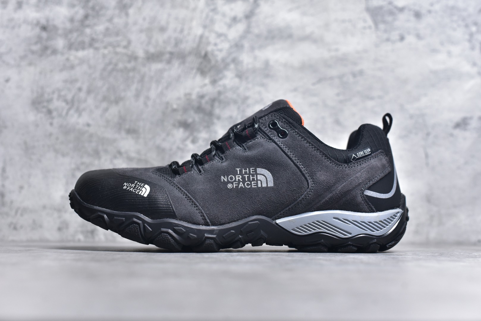 #The North Face 北面 乐斯菲斯户外运动休闲登山鞋越野徒步鞋 广东大厂品质 面料采用进口磨砂牛皮 鞋底采用Vibram黄金大底 专门为鞋底设计的橡胶以出色的耐磨性 良好的防滑性或得不少户外运动爱好者的喜欢 专业户外登山品牌（北面）The North Face自1966年创立，由两位热爱登山徒步的年轻登山者于美西旧金山开创，不断透过研发与创新，并且将最先进的技术结合在服装与鞋款设计，生产多种外型帅气且专业能力非常强的户外运动装备而备受欢迎。尺码：40-45（运动鞋码）-选品中心