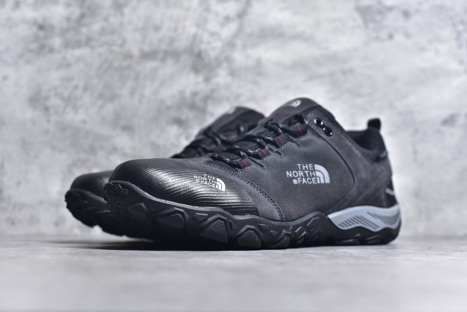 图片[2]-#The North Face 北面 乐斯菲斯户外运动休闲登山鞋越野徒步鞋 广东大厂品质 面料采用进口磨砂牛皮 鞋底采用Vibram黄金大底 专门为鞋底设计的橡胶以出色的耐磨性 良好的防滑性或得不少户外运动爱好者的喜欢 专业户外登山品牌（北面）The North Face自1966年创立，由两位热爱登山徒步的年轻登山者于美西旧金山开创，不断透过研发与创新，并且将最先进的技术结合在服装与鞋款设计，生产多种外型帅气且专业能力非常强的户外运动装备而备受欢迎。尺码：40-45（运动鞋码）-选品中心