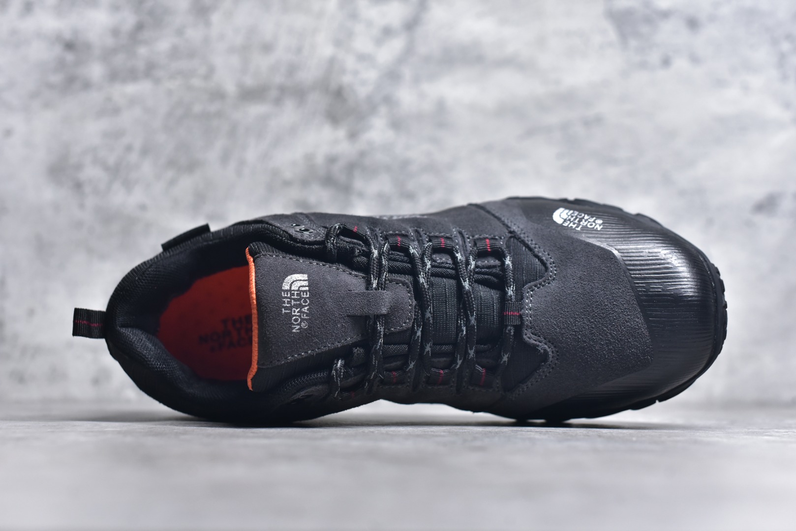 图片[4]-#The North Face 北面 乐斯菲斯户外运动休闲登山鞋越野徒步鞋 广东大厂品质 面料采用进口磨砂牛皮 鞋底采用Vibram黄金大底 专门为鞋底设计的橡胶以出色的耐磨性 良好的防滑性或得不少户外运动爱好者的喜欢 专业户外登山品牌（北面）The North Face自1966年创立，由两位热爱登山徒步的年轻登山者于美西旧金山开创，不断透过研发与创新，并且将最先进的技术结合在服装与鞋款设计，生产多种外型帅气且专业能力非常强的户外运动装备而备受欢迎。尺码：40-45（运动鞋码）-选品中心