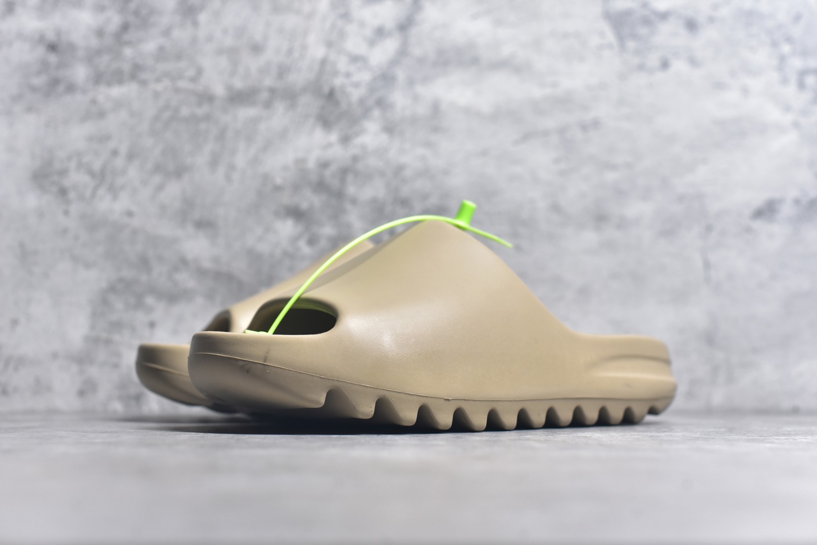 图片[2]-#绿扣 特价版 YEEZY SLIDE 椰子拖鞋 弹性卡色均保持原鞋一致 匠心打造 采用原厂进口MD全套模具打造 全套原楦头 鞋口弧度大小 鞋面色泽质感同步原鞋 LOGO内侧钢印清晰工整 原厂定制原标 同比ZP 符合人体设计 开发至48.5码 尺码：36 37 38 39 40.5 42 43 44.5 46 47 48.5-选品中心