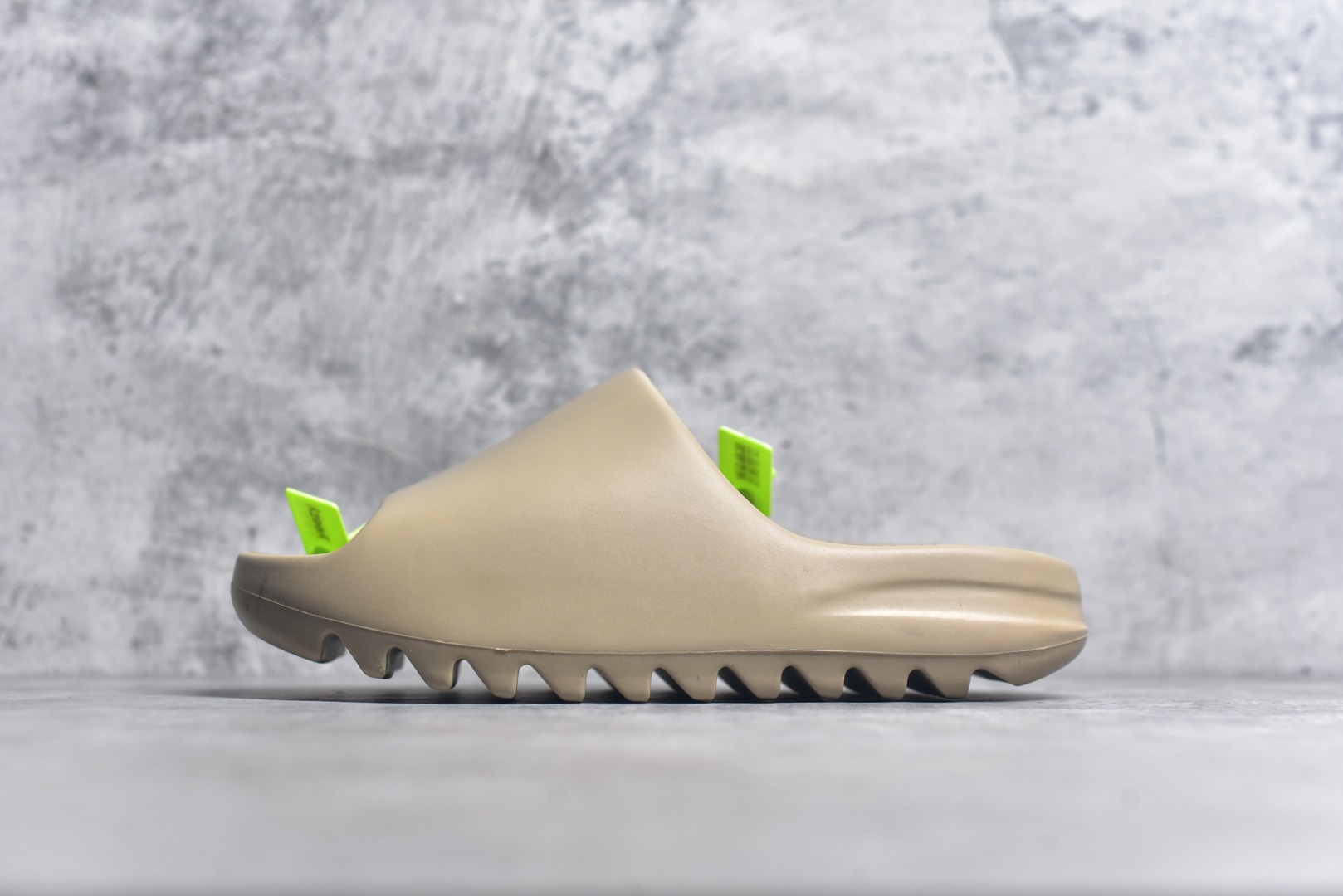 #绿扣 特价版 YEEZY SLIDE 椰子拖鞋 弹性卡色均保持原鞋一致 匠心打造 采用原厂进口MD全套模具打造 全套原楦头 鞋口弧度大小 鞋面色泽质感同步原鞋 LOGO内侧钢印清晰工整 原厂定制原标 同比ZP 符合人体设计 开发至48.5码 尺码：36 37 38 39 40.5 42 43 44.5 46 47 48.5-选品中心
