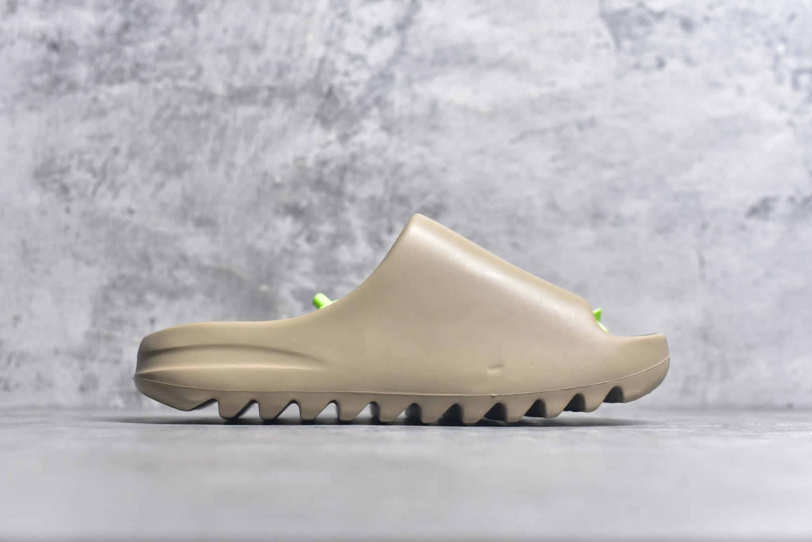 图片[3]-#绿扣 特价版 YEEZY SLIDE 椰子拖鞋 弹性卡色均保持原鞋一致 匠心打造 采用原厂进口MD全套模具打造 全套原楦头 鞋口弧度大小 鞋面色泽质感同步原鞋 LOGO内侧钢印清晰工整 原厂定制原标 同比ZP 符合人体设计 开发至48.5码 尺码：36 37 38 39 40.5 42 43 44.5 46 47 48.5-选品中心