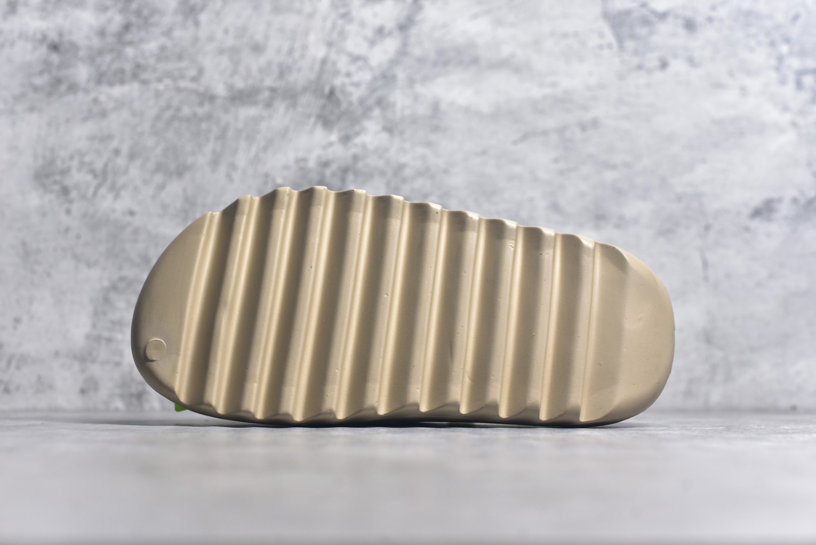 图片[6]-#绿扣 特价版 YEEZY SLIDE 椰子拖鞋 弹性卡色均保持原鞋一致 匠心打造 采用原厂进口MD全套模具打造 全套原楦头 鞋口弧度大小 鞋面色泽质感同步原鞋 LOGO内侧钢印清晰工整 原厂定制原标 同比ZP 符合人体设计 开发至48.5码 尺码：36 37 38 39 40.5 42 43 44.5 46 47 48.5-选品中心