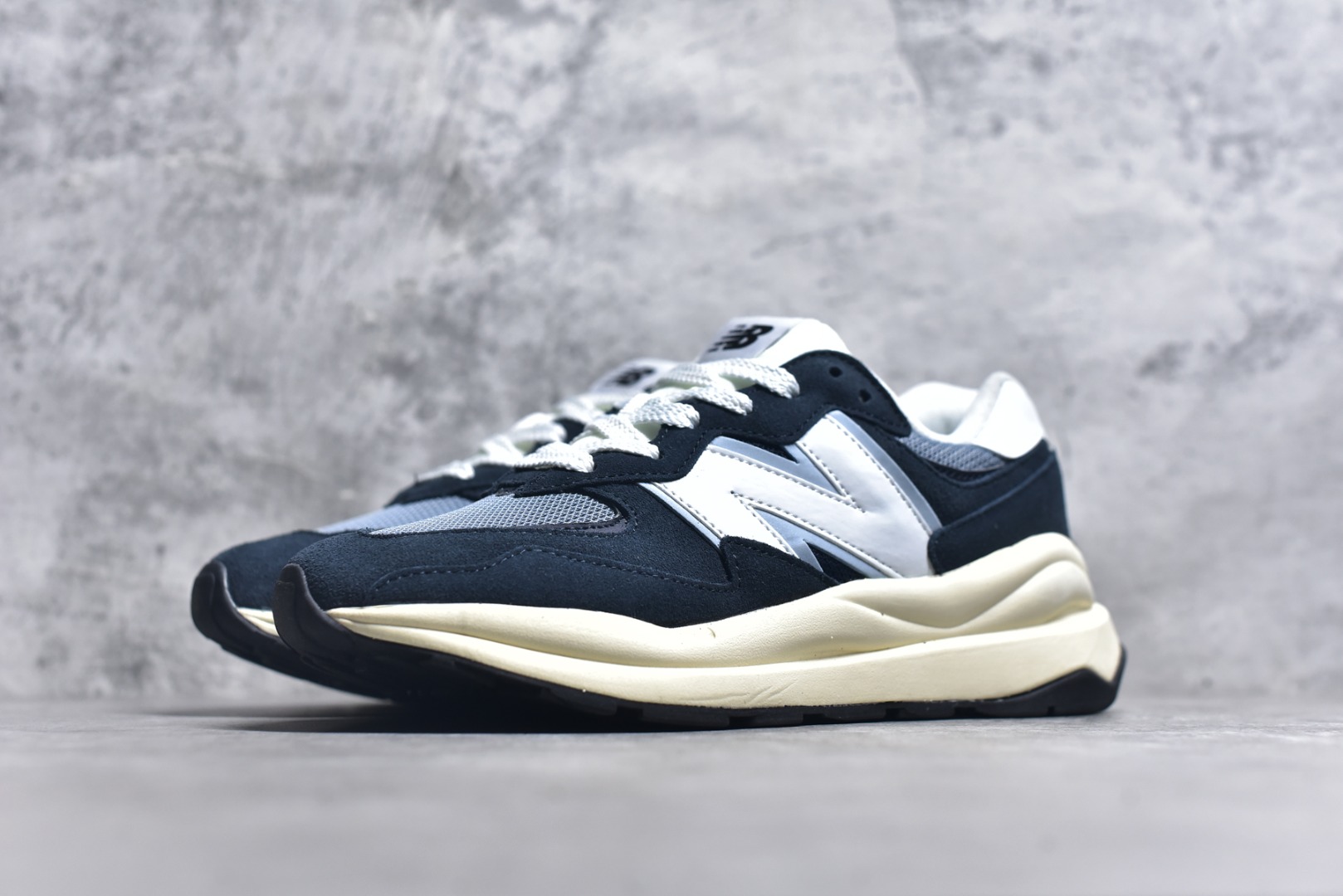 图片[2]-#＃福利特价 New Balance/新百伦 NB5740系列 复古休闲运动跑鞋 特别以1988年首度面世的经典574作为设计蓝本 保留574简约易衬的80s鞋型轮廓 同时再加以向90年代特立独行的抢眼美学致敬 凭借多种严选的优质素材重塑出让人耳目一新又充满层次感的革新中低结构 另一方面 为呼应90年代的巨大化潮流 鞋侧也点题采用了相应的巨大化N字Logo 并且加上反光细节点缀 再结合同样启发自574并经过改良的抓地鞋底 可谓集结两大年代的注目设计元素 尺码：36 36.5 37 37.5 38 38.5 39 40 40.5 41 42 42.5 43 44 45-选品中心