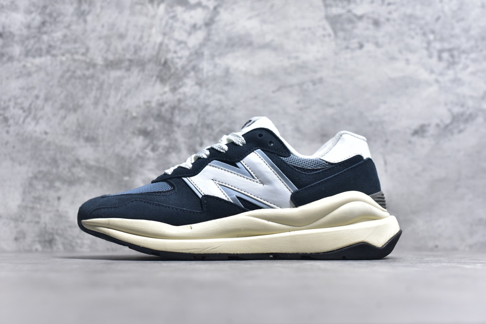 #＃福利特价 New Balance/新百伦 NB5740系列 复古休闲运动跑鞋 特别以1988年首度面世的经典574作为设计蓝本 保留574简约易衬的80s鞋型轮廓 同时再加以向90年代特立独行的抢眼美学致敬 凭借多种严选的优质素材重塑出让人耳目一新又充满层次感的革新中低结构 另一方面 为呼应90年代的巨大化潮流 鞋侧也点题采用了相应的巨大化N字Logo 并且加上反光细节点缀 再结合同样启发自574并经过改良的抓地鞋底 可谓集结两大年代的注目设计元素 尺码：36 36.5 37 37.5 38 38.5 39 40 40.5 41 42 42.5 43 44 45-选品中心