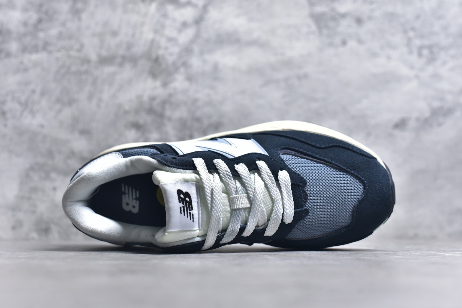 图片[4]-#＃福利特价 New Balance/新百伦 NB5740系列 复古休闲运动跑鞋 特别以1988年首度面世的经典574作为设计蓝本 保留574简约易衬的80s鞋型轮廓 同时再加以向90年代特立独行的抢眼美学致敬 凭借多种严选的优质素材重塑出让人耳目一新又充满层次感的革新中低结构 另一方面 为呼应90年代的巨大化潮流 鞋侧也点题采用了相应的巨大化N字Logo 并且加上反光细节点缀 再结合同样启发自574并经过改良的抓地鞋底 可谓集结两大年代的注目设计元素 尺码：36 36.5 37 37.5 38 38.5 39 40 40.5 41 42 42.5 43 44 45-选品中心