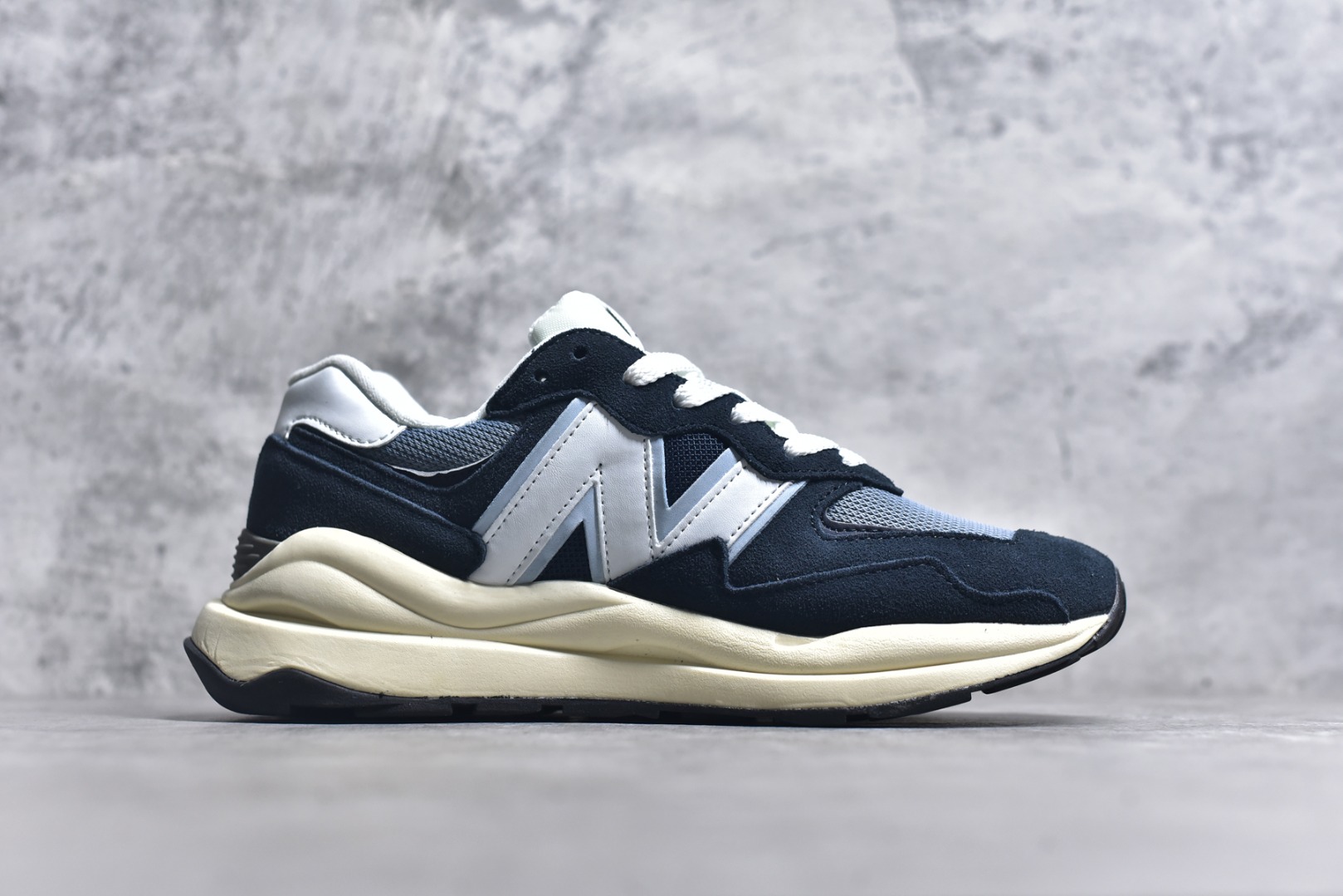 图片[3]-#＃福利特价 New Balance/新百伦 NB5740系列 复古休闲运动跑鞋 特别以1988年首度面世的经典574作为设计蓝本 保留574简约易衬的80s鞋型轮廓 同时再加以向90年代特立独行的抢眼美学致敬 凭借多种严选的优质素材重塑出让人耳目一新又充满层次感的革新中低结构 另一方面 为呼应90年代的巨大化潮流 鞋侧也点题采用了相应的巨大化N字Logo 并且加上反光细节点缀 再结合同样启发自574并经过改良的抓地鞋底 可谓集结两大年代的注目设计元素 尺码：36 36.5 37 37.5 38 38.5 39 40 40.5 41 42 42.5 43 44 45-选品中心
