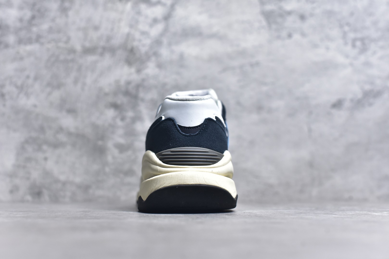 图片[5]-#＃福利特价 New Balance/新百伦 NB5740系列 复古休闲运动跑鞋 特别以1988年首度面世的经典574作为设计蓝本 保留574简约易衬的80s鞋型轮廓 同时再加以向90年代特立独行的抢眼美学致敬 凭借多种严选的优质素材重塑出让人耳目一新又充满层次感的革新中低结构 另一方面 为呼应90年代的巨大化潮流 鞋侧也点题采用了相应的巨大化N字Logo 并且加上反光细节点缀 再结合同样启发自574并经过改良的抓地鞋底 可谓集结两大年代的注目设计元素 尺码：36 36.5 37 37.5 38 38.5 39 40 40.5 41 42 42.5 43 44 45-选品中心