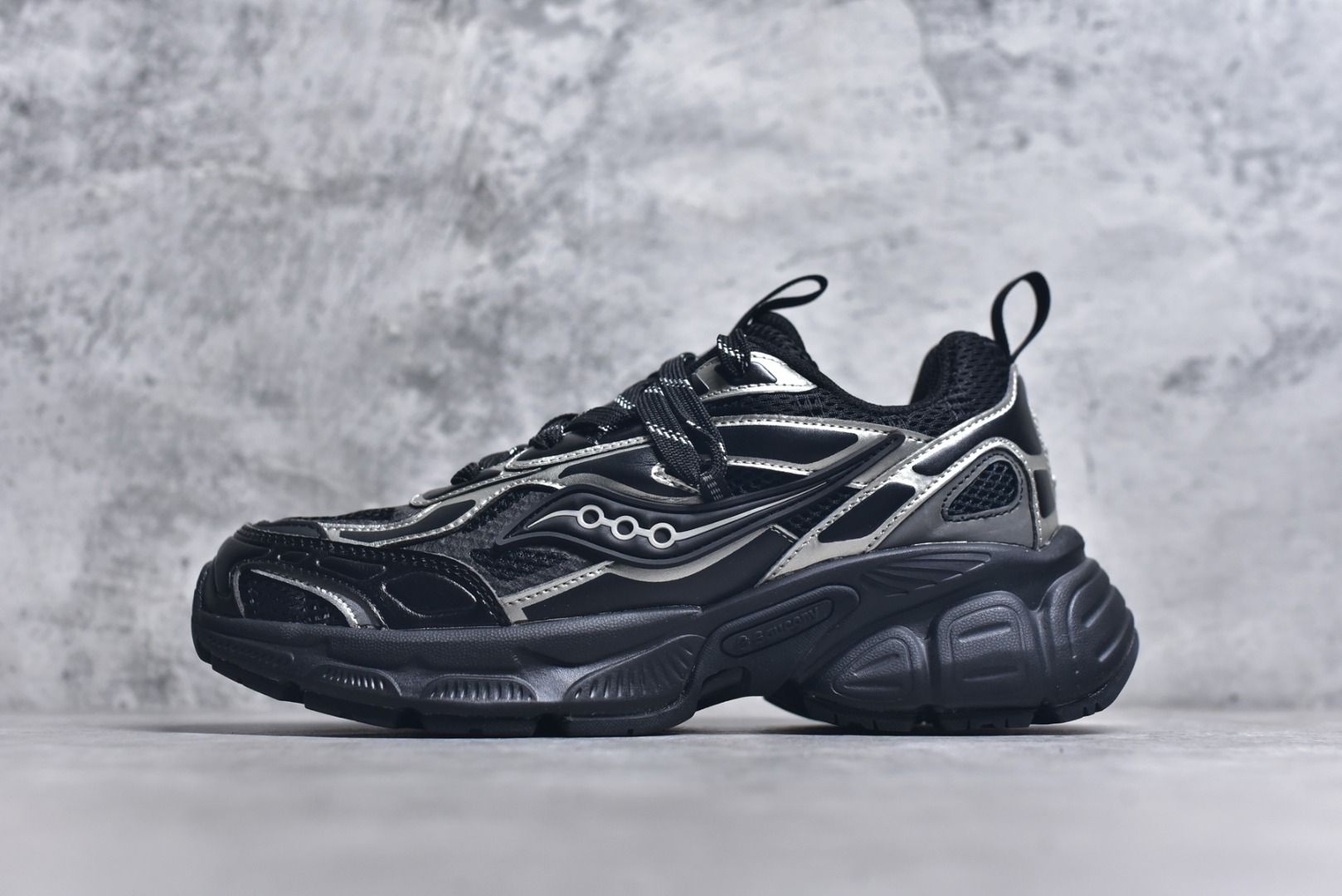#Saucony 2k Cavalry 索康尼骑士2K系列低帮复古老爹风增高休闲运动慢跑鞋 创立至今已经125周年的Saucony一直致力于打造专业性能的跑鞋 让跑者们拥有极致的运动体验 同时大量Saucony Originals的鞋型与外观设计一直被奉为经典 它们身上的复古时尚基因影响了潮流文化的发展 引领着新世代的审美 这一次Saucony Originals带来全新2K CAVALRY「骑士鞋」从经典鞋型中出发 结合当今潮流的设计 演绎不一样的千禧魅力 在本次「House Of Saucony」快闪空间 Saucony重磅发布了全新鞋款：骑士鞋 2K CAVALRY 全新的 2K CAVALRY在Saucony人气常青鞋款Cohesion 2K的基础上重新设计 外形上2K CAVALRY延续了Cohesion 2K的基因 采用了极具辨识度的千禧年风格跑鞋廓形设计 个性且时尚 鞋面加入了大量线条勾勒 与Saucony的经典Logo完美融合 带来了层次感的同时提供了视觉冲击力 同时大底部分采用了更加夸张的厚底设计 增强了鞋子的时尚属性的同时带来了增高效果 全新的 2K CAVALRY采用了低饱和度的颜色设计 以银灰色为主 更加简约百搭 适合不同风格的年轻人 尺码：36-45-选品中心