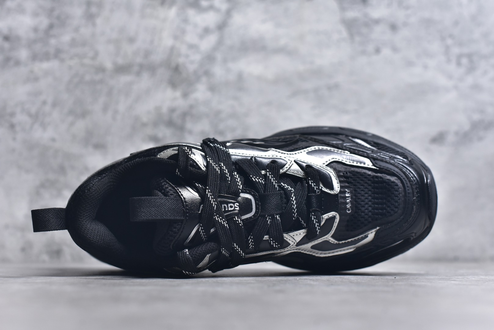 图片[4]-#Saucony 2k Cavalry 索康尼骑士2K系列低帮复古老爹风增高休闲运动慢跑鞋 创立至今已经125周年的Saucony一直致力于打造专业性能的跑鞋 让跑者们拥有极致的运动体验 同时大量Saucony Originals的鞋型与外观设计一直被奉为经典 它们身上的复古时尚基因影响了潮流文化的发展 引领着新世代的审美 这一次Saucony Originals带来全新2K CAVALRY「骑士鞋」从经典鞋型中出发 结合当今潮流的设计 演绎不一样的千禧魅力 在本次「House Of Saucony」快闪空间 Saucony重磅发布了全新鞋款：骑士鞋 2K CAVALRY 全新的 2K CAVALRY在Saucony人气常青鞋款Cohesion 2K的基础上重新设计 外形上2K CAVALRY延续了Cohesion 2K的基因 采用了极具辨识度的千禧年风格跑鞋廓形设计 个性且时尚 鞋面加入了大量线条勾勒 与Saucony的经典Logo完美融合 带来了层次感的同时提供了视觉冲击力 同时大底部分采用了更加夸张的厚底设计 增强了鞋子的时尚属性的同时带来了增高效果 全新的 2K CAVALRY采用了低饱和度的颜色设计 以银灰色为主 更加简约百搭 适合不同风格的年轻人 尺码：36-45-选品中心