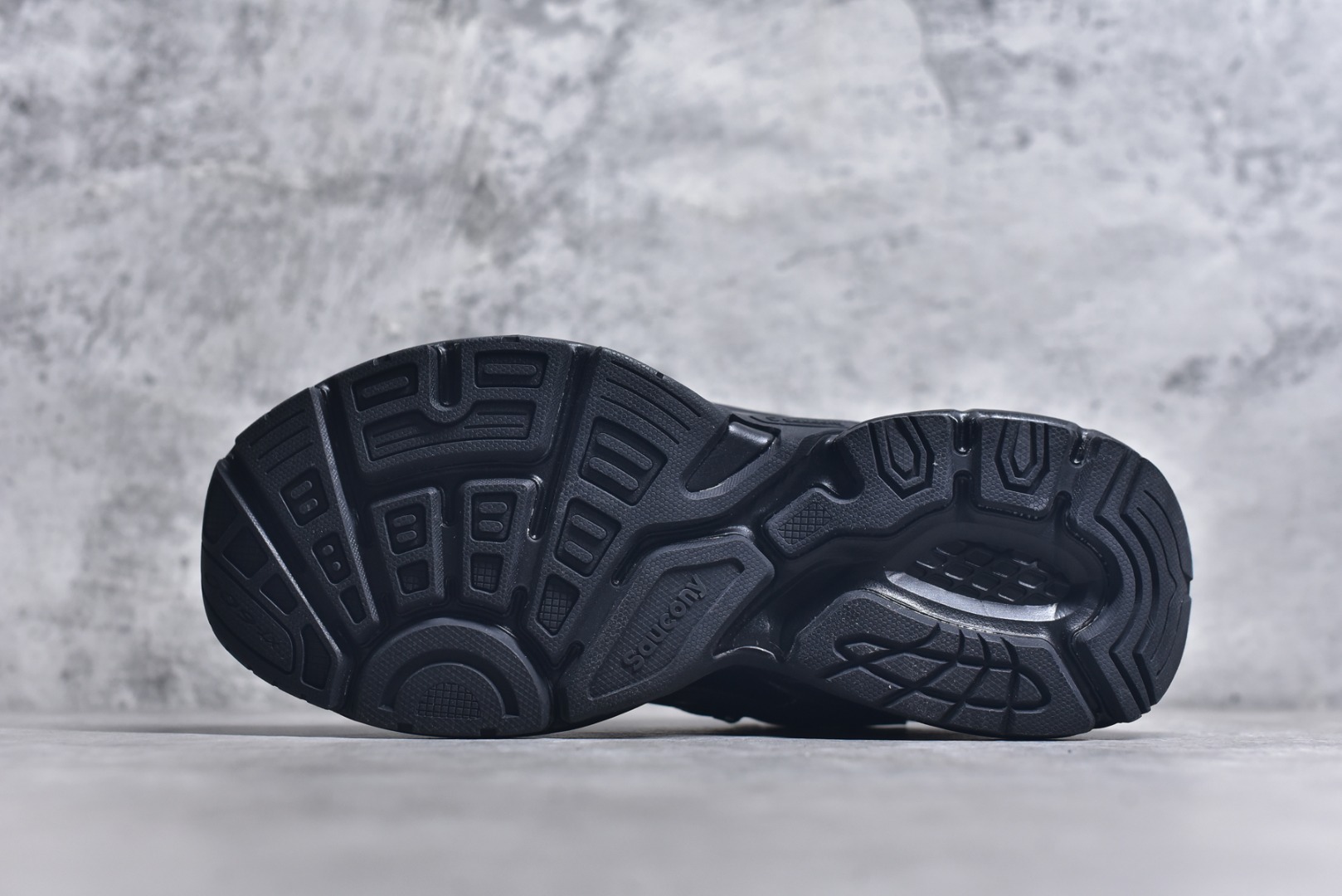 图片[6]-#Saucony 2k Cavalry 索康尼骑士2K系列低帮复古老爹风增高休闲运动慢跑鞋 创立至今已经125周年的Saucony一直致力于打造专业性能的跑鞋 让跑者们拥有极致的运动体验 同时大量Saucony Originals的鞋型与外观设计一直被奉为经典 它们身上的复古时尚基因影响了潮流文化的发展 引领着新世代的审美 这一次Saucony Originals带来全新2K CAVALRY「骑士鞋」从经典鞋型中出发 结合当今潮流的设计 演绎不一样的千禧魅力 在本次「House Of Saucony」快闪空间 Saucony重磅发布了全新鞋款：骑士鞋 2K CAVALRY 全新的 2K CAVALRY在Saucony人气常青鞋款Cohesion 2K的基础上重新设计 外形上2K CAVALRY延续了Cohesion 2K的基因 采用了极具辨识度的千禧年风格跑鞋廓形设计 个性且时尚 鞋面加入了大量线条勾勒 与Saucony的经典Logo完美融合 带来了层次感的同时提供了视觉冲击力 同时大底部分采用了更加夸张的厚底设计 增强了鞋子的时尚属性的同时带来了增高效果 全新的 2K CAVALRY采用了低饱和度的颜色设计 以银灰色为主 更加简约百搭 适合不同风格的年轻人 尺码：36-45-选品中心