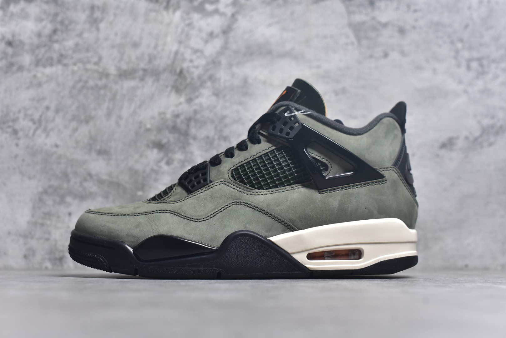 #UNDEFEATED x Air Jordan AJ4 联名 绿黑 IB1519-200 全新升级改良 原鞋原楦原纸板同源开发 完美呈现乔4的版型 内侧正确双色网格 还原细节 原厂皮料 正确气垫颜色 正确网格工艺 正确拉帮工艺 全鞋原装材料制作 原档案原模具打造 支持全方位与正品对比 尺码：40 -48.5-选品中心