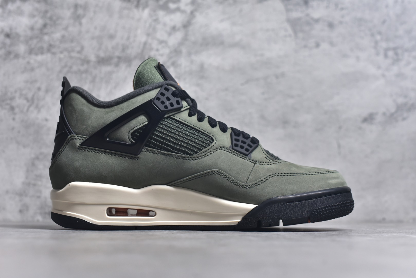 图片[3]-#UNDEFEATED x Air Jordan AJ4 联名 绿黑 IB1519-200 全新升级改良 原鞋原楦原纸板同源开发 完美呈现乔4的版型 内侧正确双色网格 还原细节 原厂皮料 正确气垫颜色 正确网格工艺 正确拉帮工艺 全鞋原装材料制作 原档案原模具打造 支持全方位与正品对比 尺码：40 -48.5-选品中心