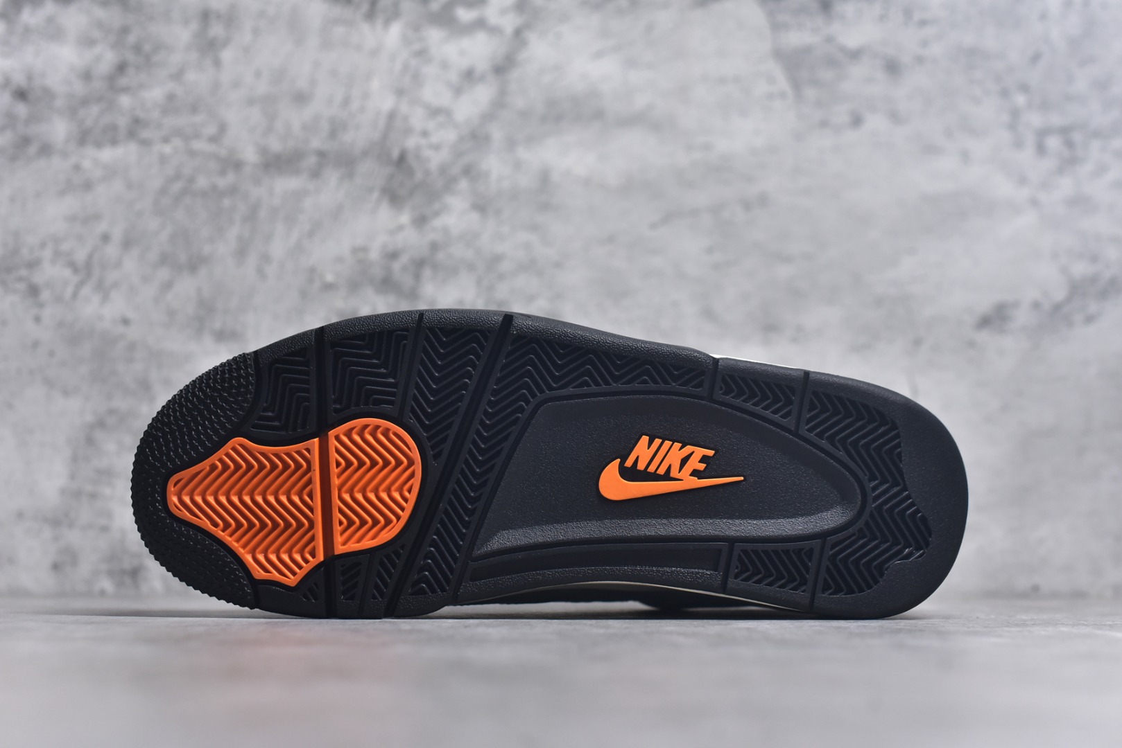 图片[6]-#UNDEFEATED x Air Jordan AJ4 联名 绿黑 IB1519-200 全新升级改良 原鞋原楦原纸板同源开发 完美呈现乔4的版型 内侧正确双色网格 还原细节 原厂皮料 正确气垫颜色 正确网格工艺 正确拉帮工艺 全鞋原装材料制作 原档案原模具打造 支持全方位与正品对比 尺码：40 -48.5-选品中心