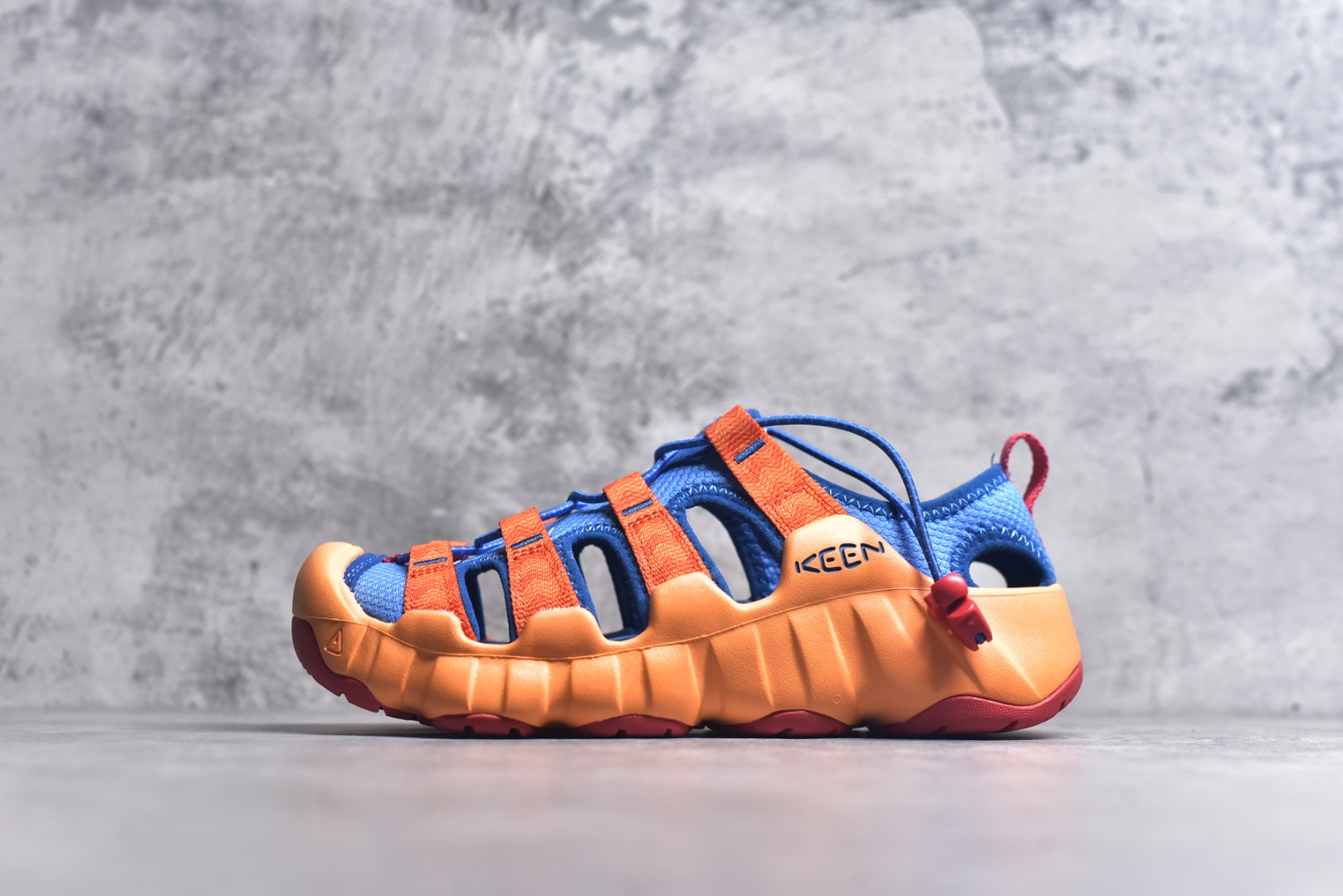 #KEEN Hyperport H2 科恩防滑耐磨低帮户外功能鞋溯溪鞋凉鞋 KEEN诞生于2003年的美国人气户外品牌，以一双“保护脚趾”且能涉足水域的户外凉鞋NEWPORT诞生为契机，开启原创制鞋之路。KEEN相信，天空之下即是户外，因为户外不一定是极具挑战性的独自冒险，也可以是与朋友、家人和宠物一同分享外面的世界。同时，KEEN从诞生之初便始终贯彻环保制鞋的理念，不断创造出优秀的原创奇履。脚踏实地，致力向善。我们想和世界产生更多交集为世界减少更多负担，和你趣户外、趣做自己、趣环保让地球和生活都变得更美好。尺码：36 36.5 37.5 38 38.5 39 40 40.5 41 42 42.5 43 44-选品中心