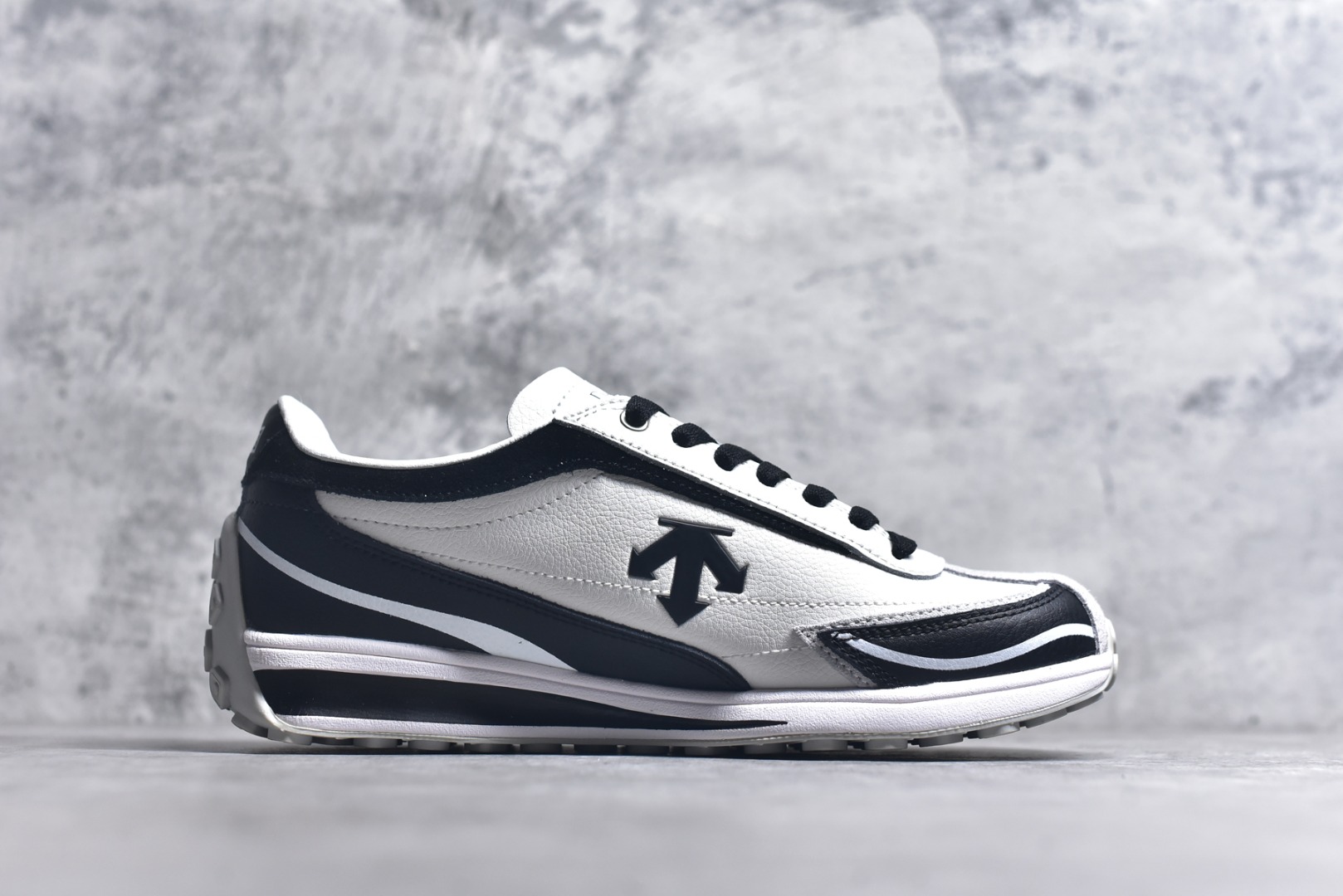 图片[3]-#DESCENTE Sport Style Chron Racer迪桑特舒适百搭防滑耐磨低帮生活休闲鞋 是一款集复古与现代于一体的低帮跑步鞋 简洁的牛皮鞋面不仅彰显出时尚的质感 还适用于多种场合的穿搭 这款鞋子的透气性能极佳 轻质弹性鞋底则提供了良好的舒适度和耐磨性 使你在行走或跑步时都能感受到脚底的柔软与支撑 尺码：36 36.5 37.5 38 38.5 39 40 40.5 41 42 42.5 43 44 44.5 45-选品中心