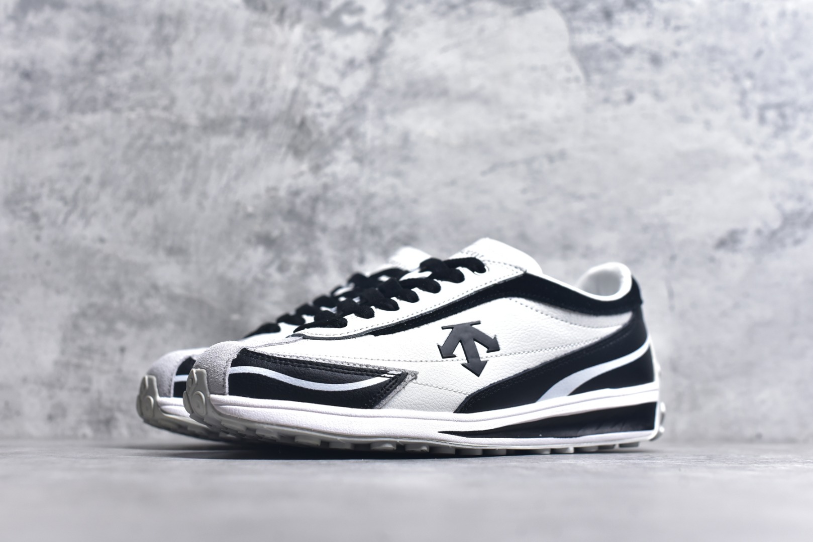 图片[2]-#DESCENTE Sport Style Chron Racer迪桑特舒适百搭防滑耐磨低帮生活休闲鞋 是一款集复古与现代于一体的低帮跑步鞋 简洁的牛皮鞋面不仅彰显出时尚的质感 还适用于多种场合的穿搭 这款鞋子的透气性能极佳 轻质弹性鞋底则提供了良好的舒适度和耐磨性 使你在行走或跑步时都能感受到脚底的柔软与支撑 尺码：36 36.5 37.5 38 38.5 39 40 40.5 41 42 42.5 43 44 44.5 45-选品中心