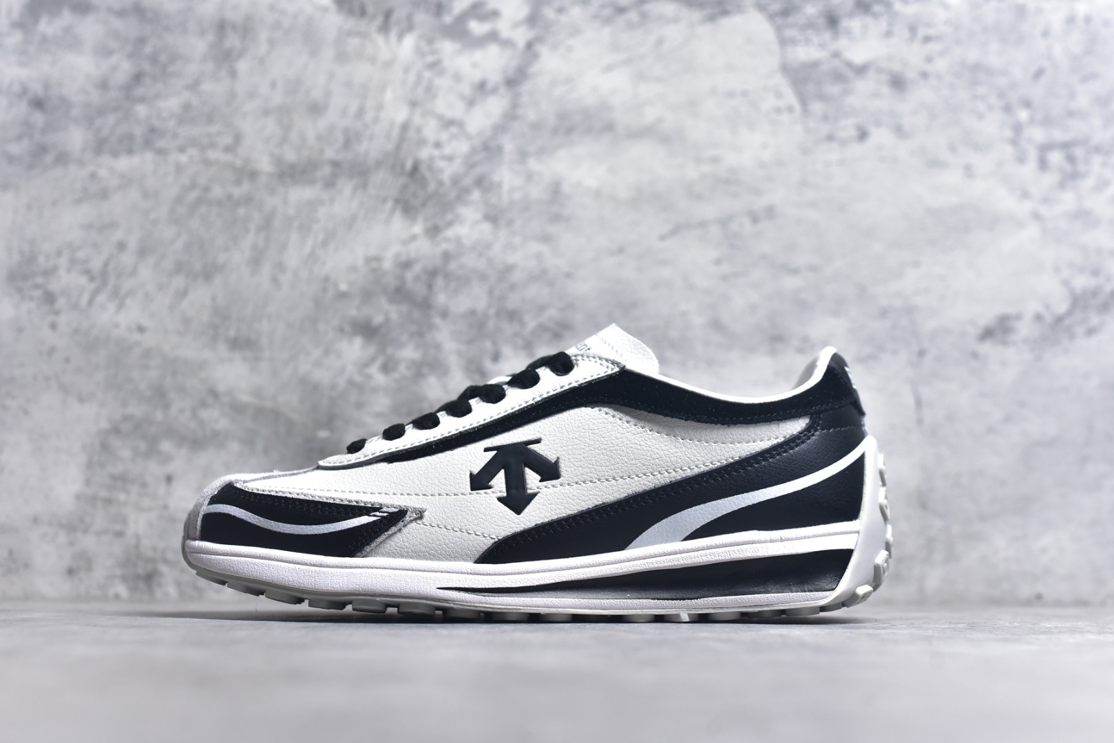 #DESCENTE Sport Style Chron Racer迪桑特舒适百搭防滑耐磨低帮生活休闲鞋 是一款集复古与现代于一体的低帮跑步鞋 简洁的牛皮鞋面不仅彰显出时尚的质感 还适用于多种场合的穿搭 这款鞋子的透气性能极佳 轻质弹性鞋底则提供了良好的舒适度和耐磨性 使你在行走或跑步时都能感受到脚底的柔软与支撑 尺码：36 36.5 37.5 38 38.5 39 40 40.5 41 42 42.5 43 44 44.5 45-选品中心