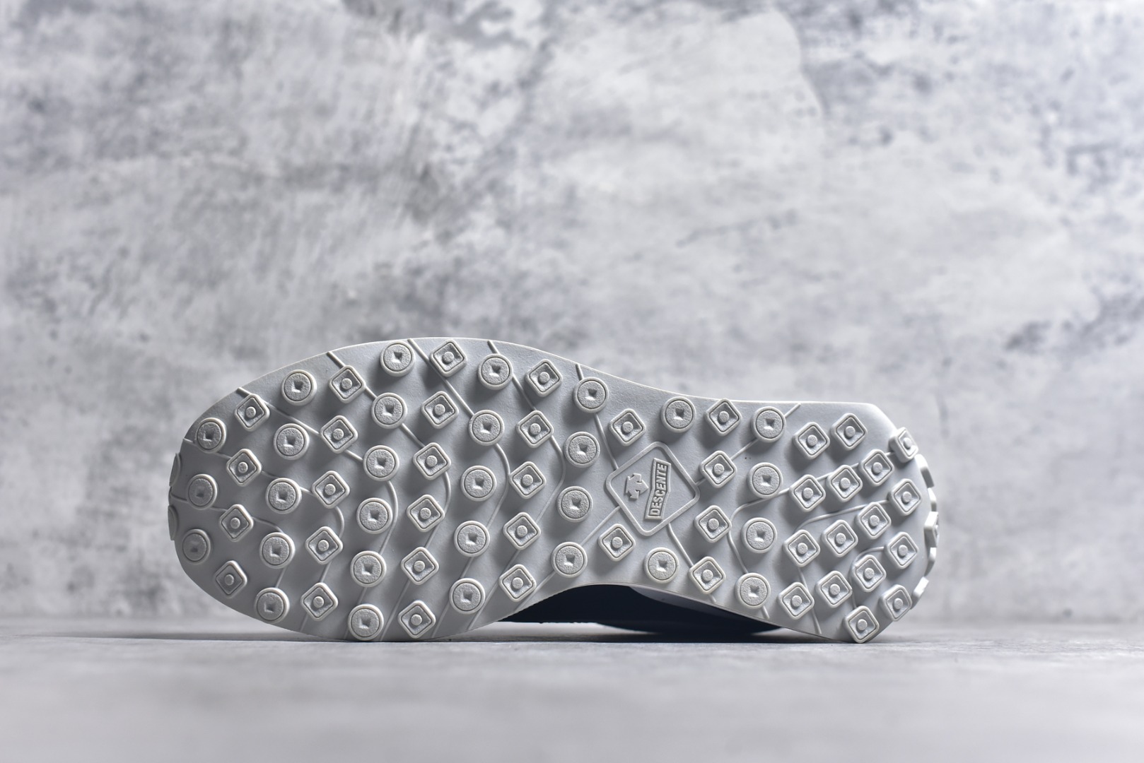 图片[6]-#DESCENTE Sport Style Chron Racer迪桑特舒适百搭防滑耐磨低帮生活休闲鞋 是一款集复古与现代于一体的低帮跑步鞋 简洁的牛皮鞋面不仅彰显出时尚的质感 还适用于多种场合的穿搭 这款鞋子的透气性能极佳 轻质弹性鞋底则提供了良好的舒适度和耐磨性 使你在行走或跑步时都能感受到脚底的柔软与支撑 尺码：36 36.5 37.5 38 38.5 39 40 40.5 41 42 42.5 43 44 44.5 45-选品中心