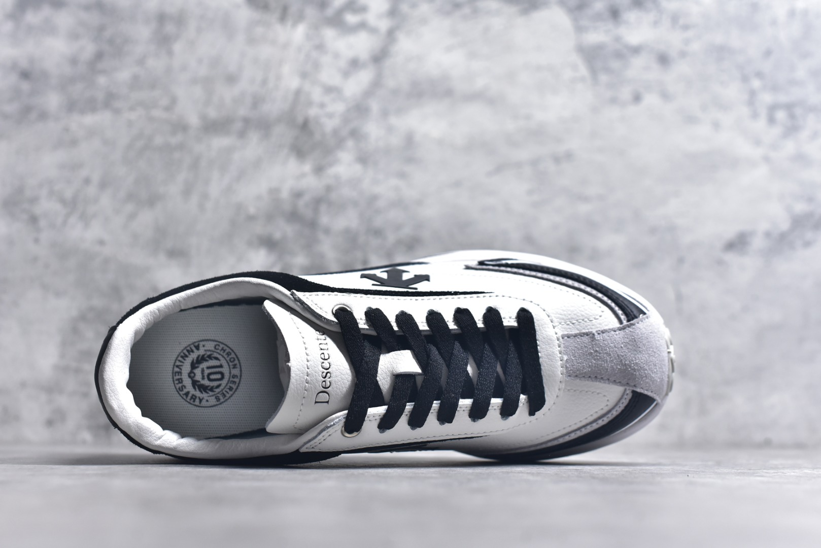 图片[4]-#DESCENTE Sport Style Chron Racer迪桑特舒适百搭防滑耐磨低帮生活休闲鞋 是一款集复古与现代于一体的低帮跑步鞋 简洁的牛皮鞋面不仅彰显出时尚的质感 还适用于多种场合的穿搭 这款鞋子的透气性能极佳 轻质弹性鞋底则提供了良好的舒适度和耐磨性 使你在行走或跑步时都能感受到脚底的柔软与支撑 尺码：36 36.5 37.5 38 38.5 39 40 40.5 41 42 42.5 43 44 44.5 45-选品中心