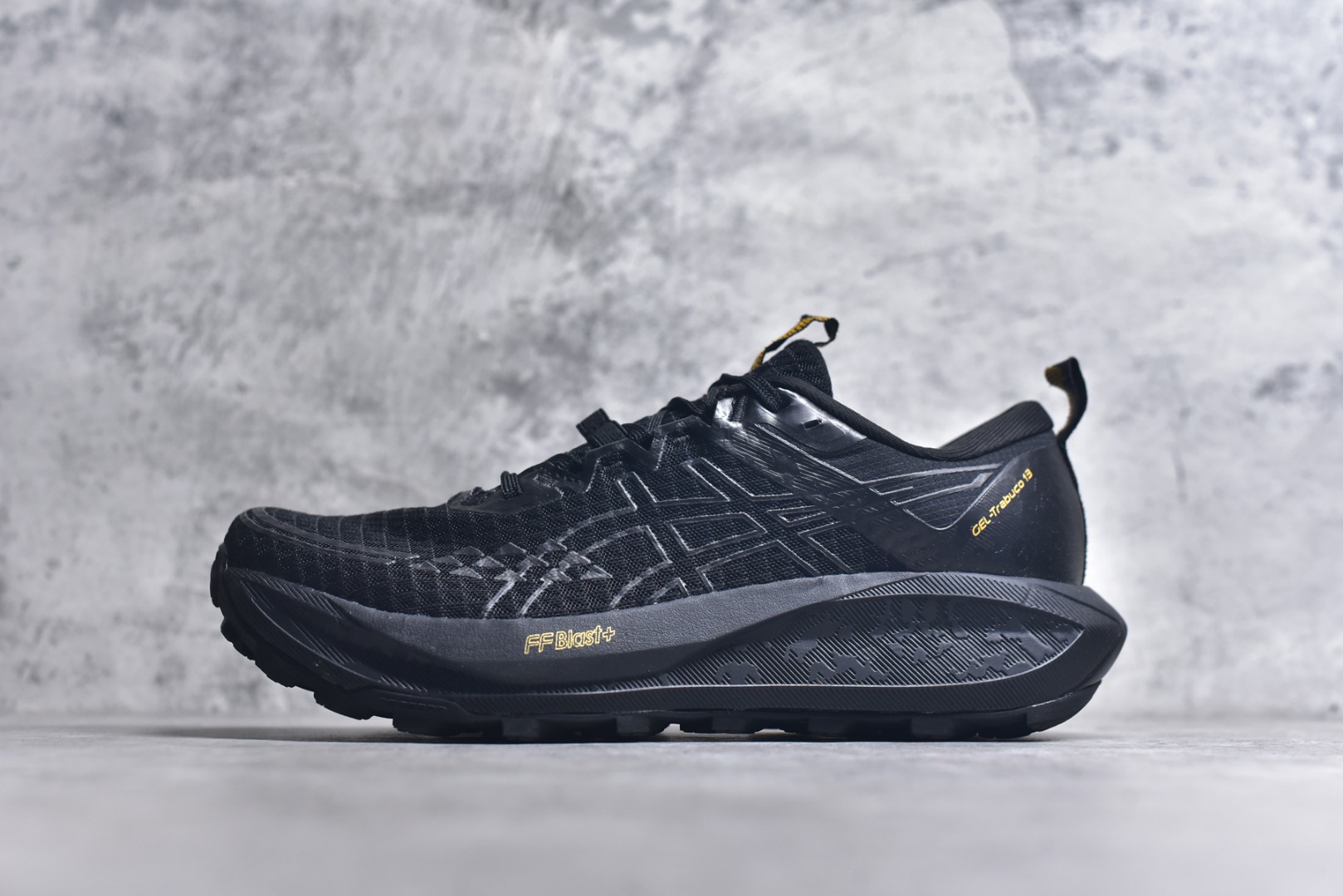 #Asics Gel-Trabuco 13 复古亚瑟士透气休闲鞋缓震男子耐磨跑步鞋 鞋面采用无缝线鞋面 贴合脚型 穿着舒适中底360°环绕式GL 提供良好的缓冲性能 货号：1011B973-001 尺码：36 37 37.5 38 38.5 39 39.5 40 40.5 41.5 42 42.5 43.5 44 44.5 45-选品中心