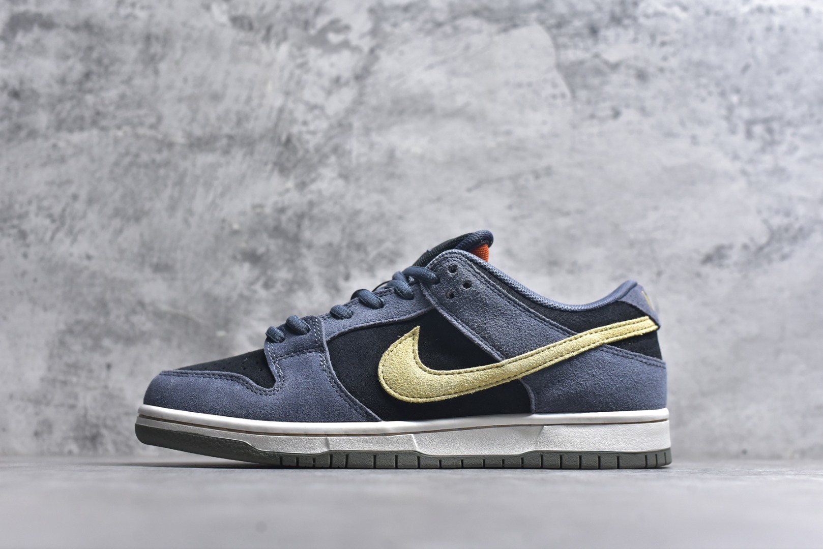 #NIKE DUNK SB LOW 全新配色 SB顾名思义，具有经典的Dunk血缘，又注入了更多的时尚元素。相较于普通的Dunk滑板鞋，改良版的Dunk SB加厚了鞋舌的填充，使舒适性大大提升，同时也更方便穿脱；中底部分则加入了脚感柔软舒适Zoom Air气垫，有效吸收滑板等极限运动在落地时带来的冲击力，为街头运动者们提供更好的保护 货号：HF3063 002 尺码：40 40.5 41 42 42.5 43 44 45 46-选品中心