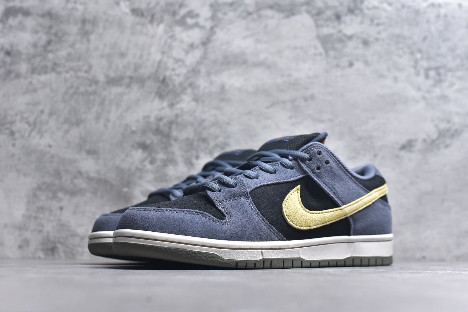 图片[2]-#NIKE DUNK SB LOW 全新配色 SB顾名思义，具有经典的Dunk血缘，又注入了更多的时尚元素。相较于普通的Dunk滑板鞋，改良版的Dunk SB加厚了鞋舌的填充，使舒适性大大提升，同时也更方便穿脱；中底部分则加入了脚感柔软舒适Zoom Air气垫，有效吸收滑板等极限运动在落地时带来的冲击力，为街头运动者们提供更好的保护 货号：HF3063 002 尺码：40 40.5 41 42 42.5 43 44 45 46-选品中心