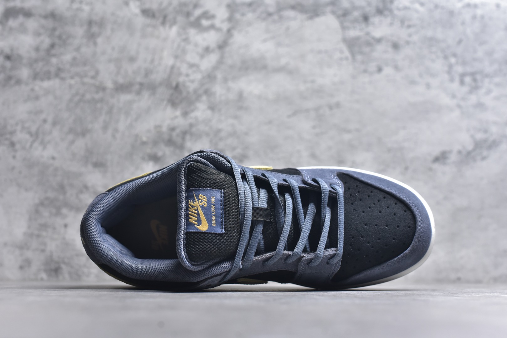 图片[4]-#NIKE DUNK SB LOW 全新配色 SB顾名思义，具有经典的Dunk血缘，又注入了更多的时尚元素。相较于普通的Dunk滑板鞋，改良版的Dunk SB加厚了鞋舌的填充，使舒适性大大提升，同时也更方便穿脱；中底部分则加入了脚感柔软舒适Zoom Air气垫，有效吸收滑板等极限运动在落地时带来的冲击力，为街头运动者们提供更好的保护 货号：HF3063 002 尺码：40 40.5 41 42 42.5 43 44 45 46-选品中心