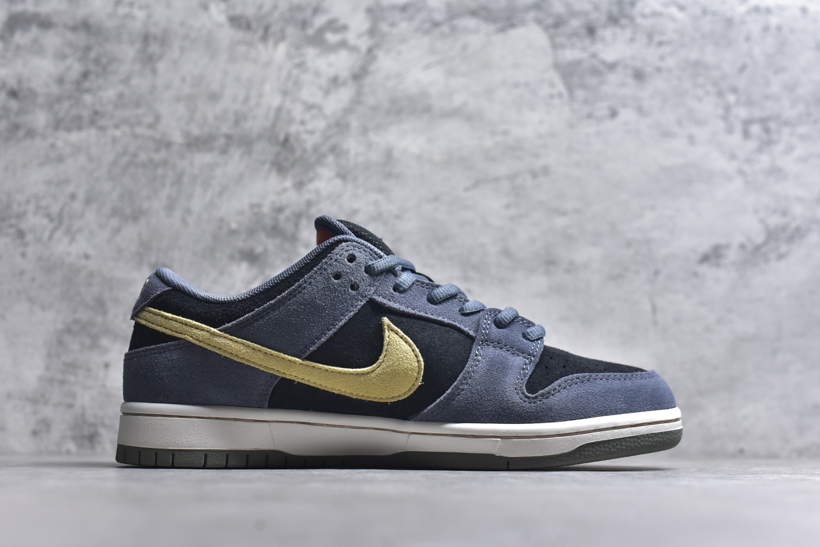 图片[3]-#NIKE DUNK SB LOW 全新配色 SB顾名思义，具有经典的Dunk血缘，又注入了更多的时尚元素。相较于普通的Dunk滑板鞋，改良版的Dunk SB加厚了鞋舌的填充，使舒适性大大提升，同时也更方便穿脱；中底部分则加入了脚感柔软舒适Zoom Air气垫，有效吸收滑板等极限运动在落地时带来的冲击力，为街头运动者们提供更好的保护 货号：HF3063 002 尺码：40 40.5 41 42 42.5 43 44 45 46-选品中心