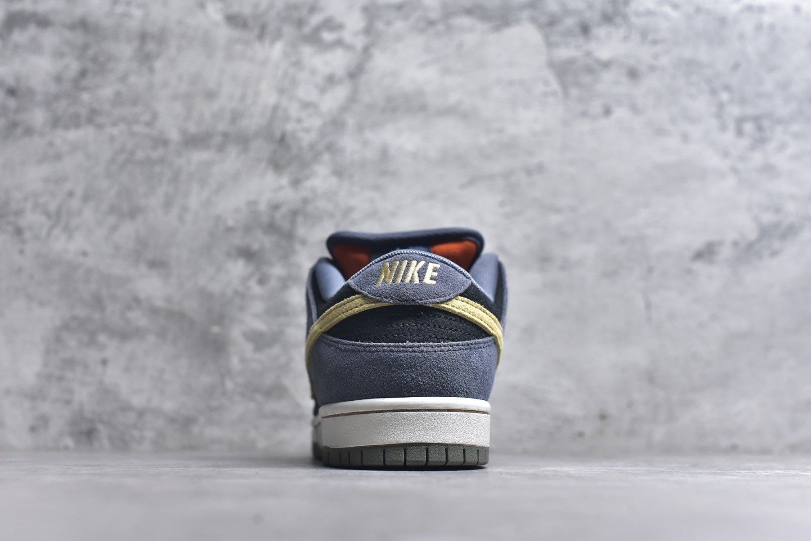 图片[5]-#NIKE DUNK SB LOW 全新配色 SB顾名思义，具有经典的Dunk血缘，又注入了更多的时尚元素。相较于普通的Dunk滑板鞋，改良版的Dunk SB加厚了鞋舌的填充，使舒适性大大提升，同时也更方便穿脱；中底部分则加入了脚感柔软舒适Zoom Air气垫，有效吸收滑板等极限运动在落地时带来的冲击力，为街头运动者们提供更好的保护 货号：HF3063 002 尺码：40 40.5 41 42 42.5 43 44 45 46-选品中心