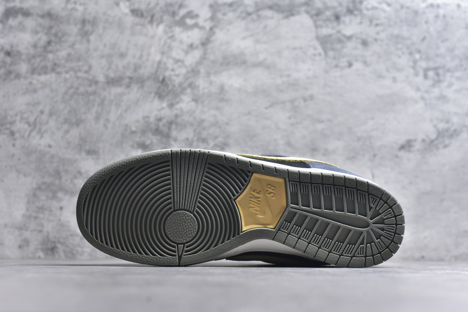 图片[6]-#NIKE DUNK SB LOW 全新配色 SB顾名思义，具有经典的Dunk血缘，又注入了更多的时尚元素。相较于普通的Dunk滑板鞋，改良版的Dunk SB加厚了鞋舌的填充，使舒适性大大提升，同时也更方便穿脱；中底部分则加入了脚感柔软舒适Zoom Air气垫，有效吸收滑板等极限运动在落地时带来的冲击力，为街头运动者们提供更好的保护 货号：HF3063 002 尺码：40 40.5 41 42 42.5 43 44 45 46-选品中心