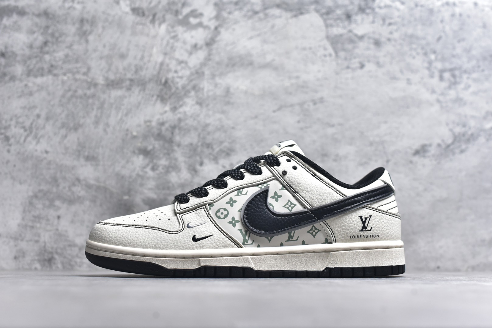 #Nike SB Dunk Low LV联名 印花米黑勾 高端定制 低帮休闲板鞋 HH7518-095 #定制鞋盒 大厂纯原品质出货 超高清洁度 皮料切割干净无任何毛边 细节完美 尺码：36 36.5 37.5 38 38.5 39 40 40.5 41 42 42.5 43 44 44.5 45 9.E5-选品中心
