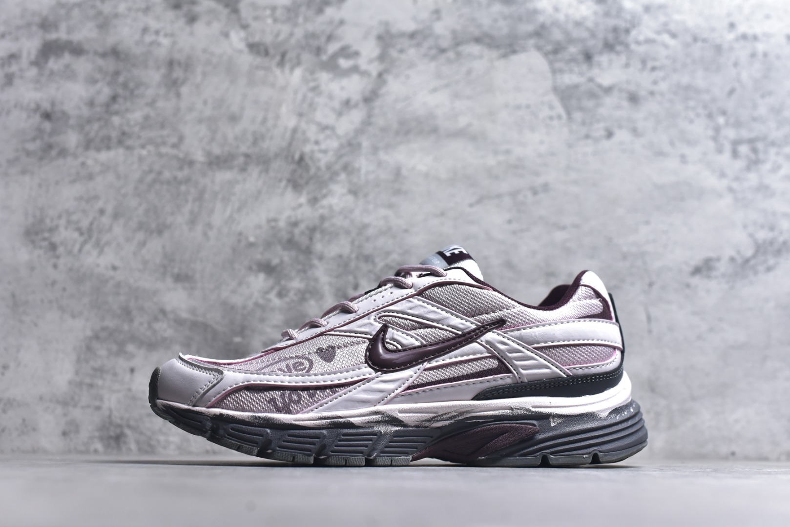 #Nk Initiator Running 创始者系列复古老爹鞋 休闲运动舒适跑步鞋 采用透气网眼鞋面和支撑覆盖层，自然运动设计的Phlyon中底用于缓冲，BRS 1,000碳橡胶外底具有轻质柔韧性，牵引力和耐用性。 货号：IB4339-030 尺码：36-45-选品中心