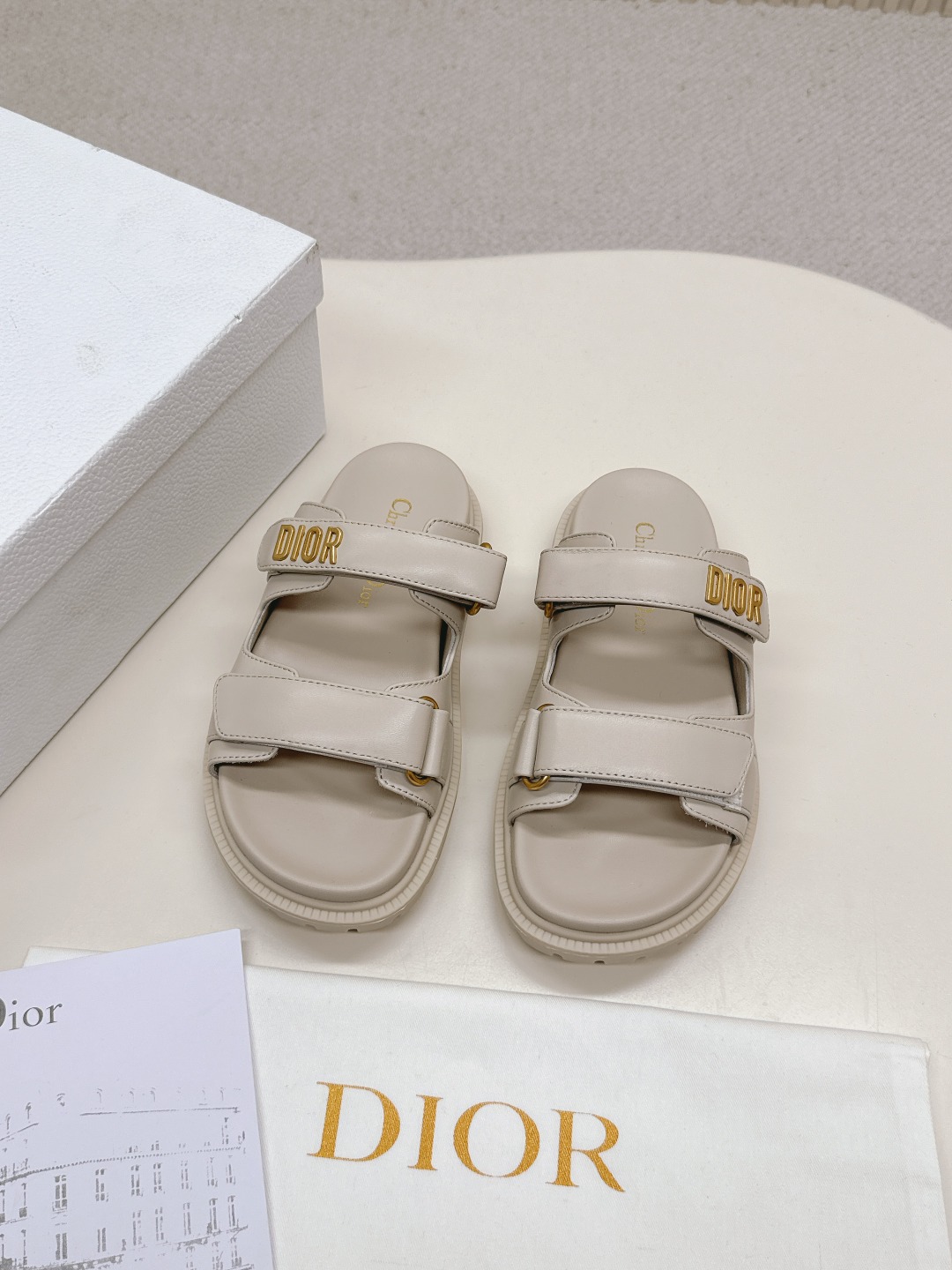 NO:261165,Hot Price DIOR Classic Sandals This mixed-bred sheepskin DiorAct sandals are stylish in style. They are made of extra light and comfortable leather with an insole that fits the foot. The upper strip is made of Velcro and is decorated with a gold-finished metal 