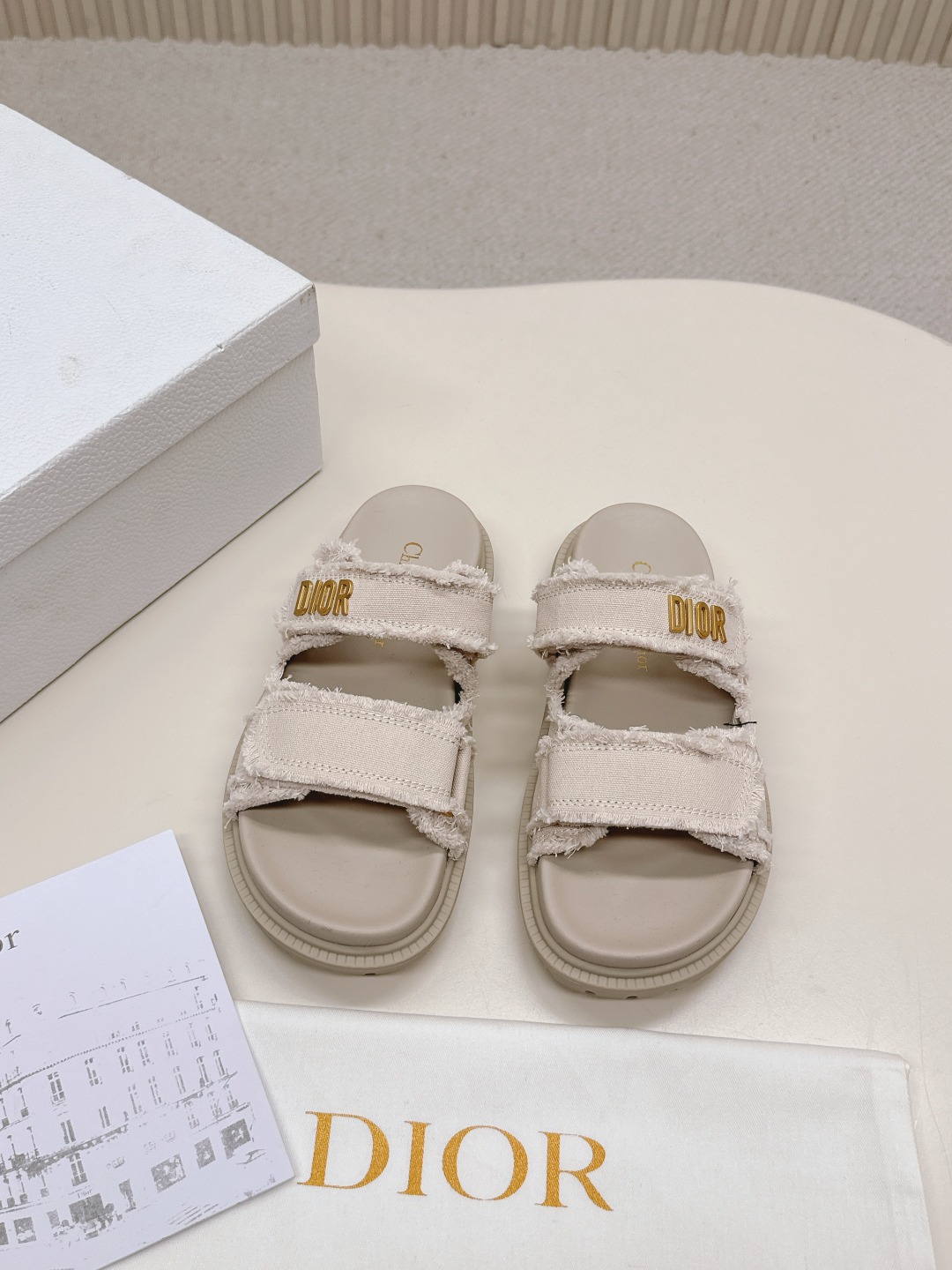 NO:261106,Hot Price DIOR Classic Sandals This mixed-bred sheepskin DiorAct sandals are stylish. They are made of extra light and comfortable leather with an insole that fits the foot. The upper strip is made of Velcro and is decorated with a gold-faced metal 
