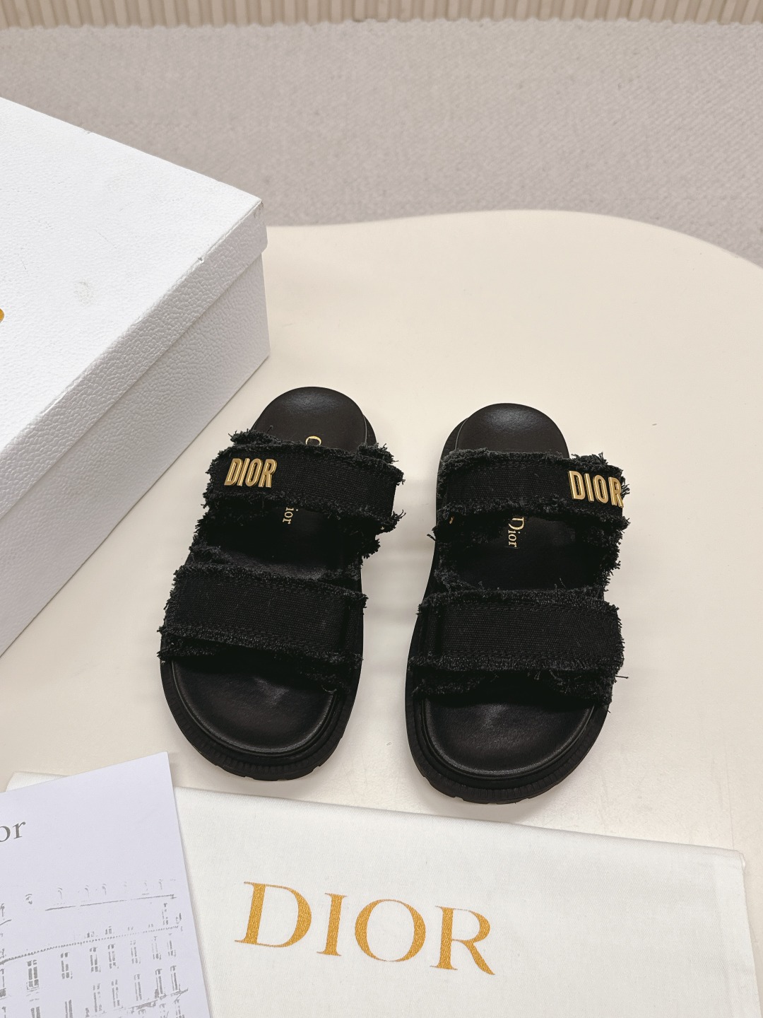 NO:261110,Hot Price DIOR Classic Sandals This mixed-bred sheepskin DiorAct sandals are stylish. They are made of extra light and comfortable leather with an insole that fits the foot. The upper strip is made of Velcro and is decorated with a gold-faced metal 