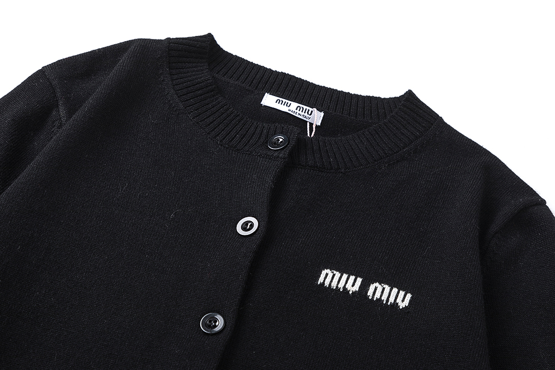 Miumiu’s New Letter Logo Knit Fragrance with Delicate Details - 图片 3