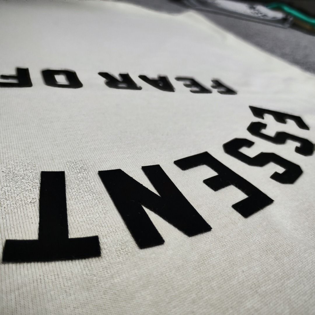 86💰【高级米】顶级版本fear of god fog essentials复线23ss最新款硅胶植绒字母印花短袖
猫眼反光硅胶印花,给人眼前一亮!光夜如新!
全新的一季、全新的细节设计风格、胸前饰有现代
essen-tials橡胶徽标触感升华美丽绒、细节标签后领处缝有essen-tials橡胶标签彰显细节、采用32支双纱240克精纺棉面制作、面料表面蚀毛处理手感顺滑细腻、上手效果非常不错、透气舒适、全新黑化主标、后背硅胶标有是全黑、一种神秘感和炫酷感。上身效果特别棒。
尺码:S-XL
颜色:高级米